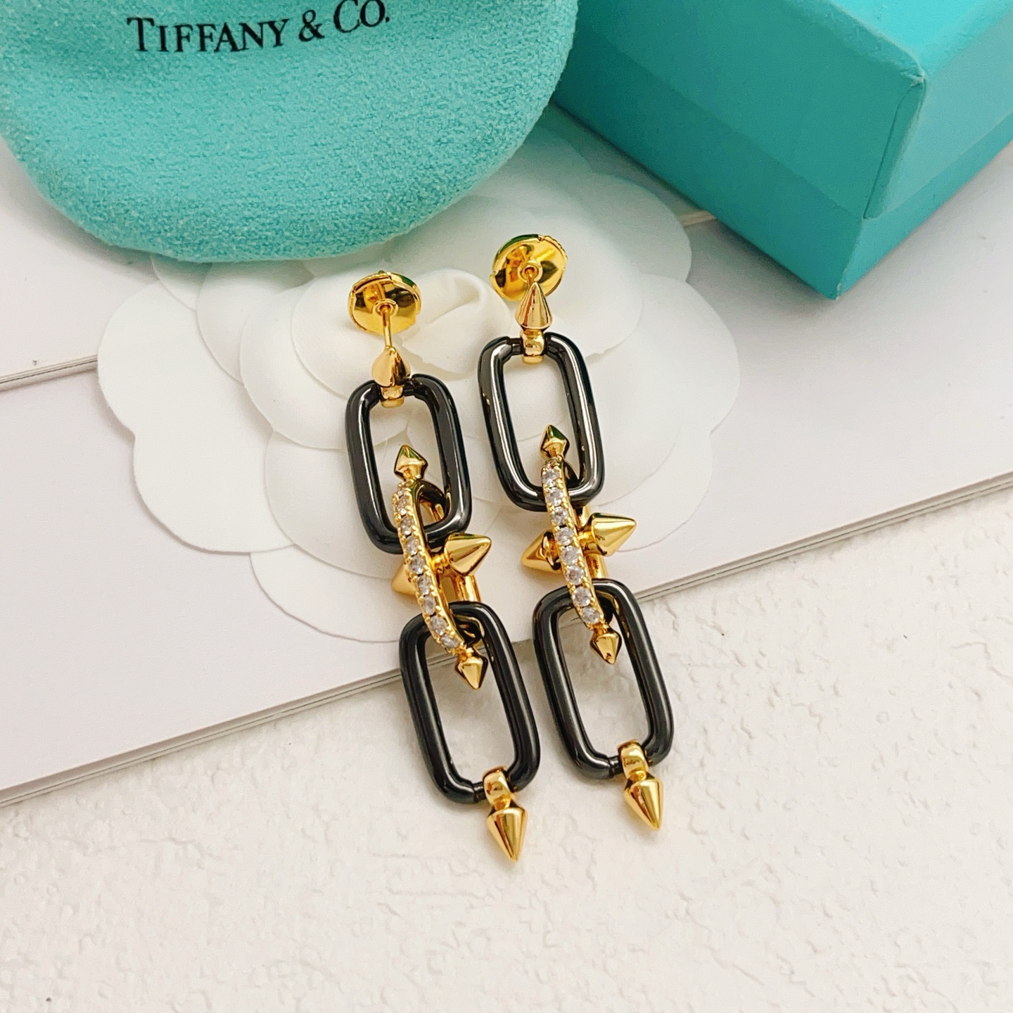 【Tiffany*帝芙尼最新款🆕🆕黑色镶钻钉子耳钉】一致官网黄铜材质，非常的上镜‼️设计很特别值得入手。