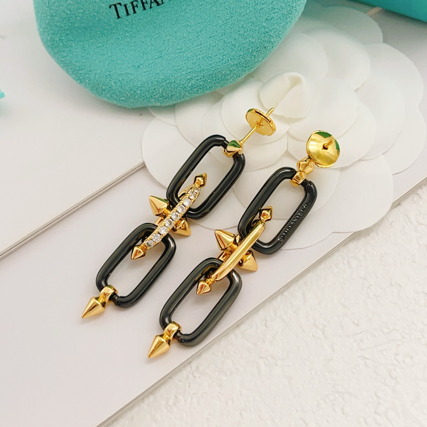 【Tiffany*帝芙尼最新款🆕🆕黑色镶钻钉子耳钉】一致官网黄铜材质，非常的上镜‼️设计很特别值得入手。