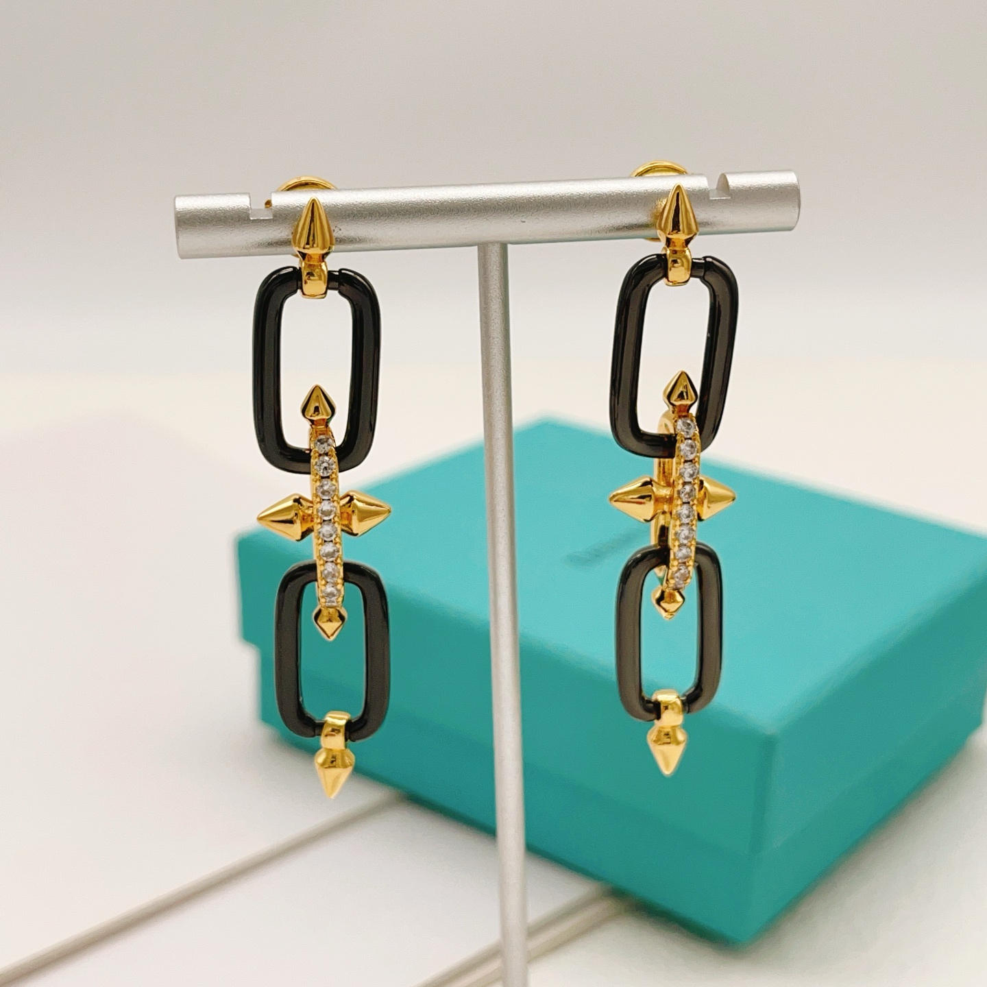 【Tiffany*帝芙尼最新款🆕🆕黑色镶钻钉子耳钉】一致官网黄铜材质，非常的上镜‼️设计很特别值得入手。