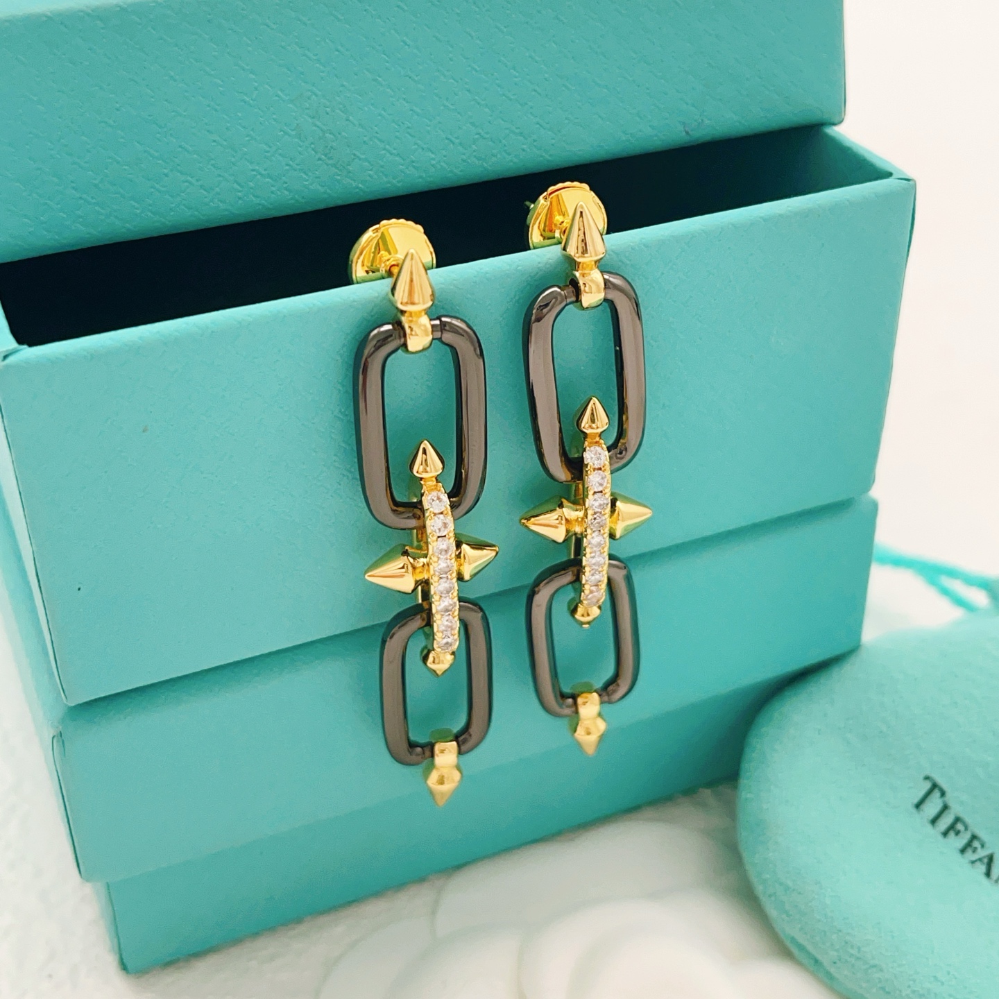 【Tiffany*帝芙尼最新款🆕🆕黑色镶钻钉子耳钉】一致官网黄铜材质，非常的上镜‼️设计很特别值得入手。