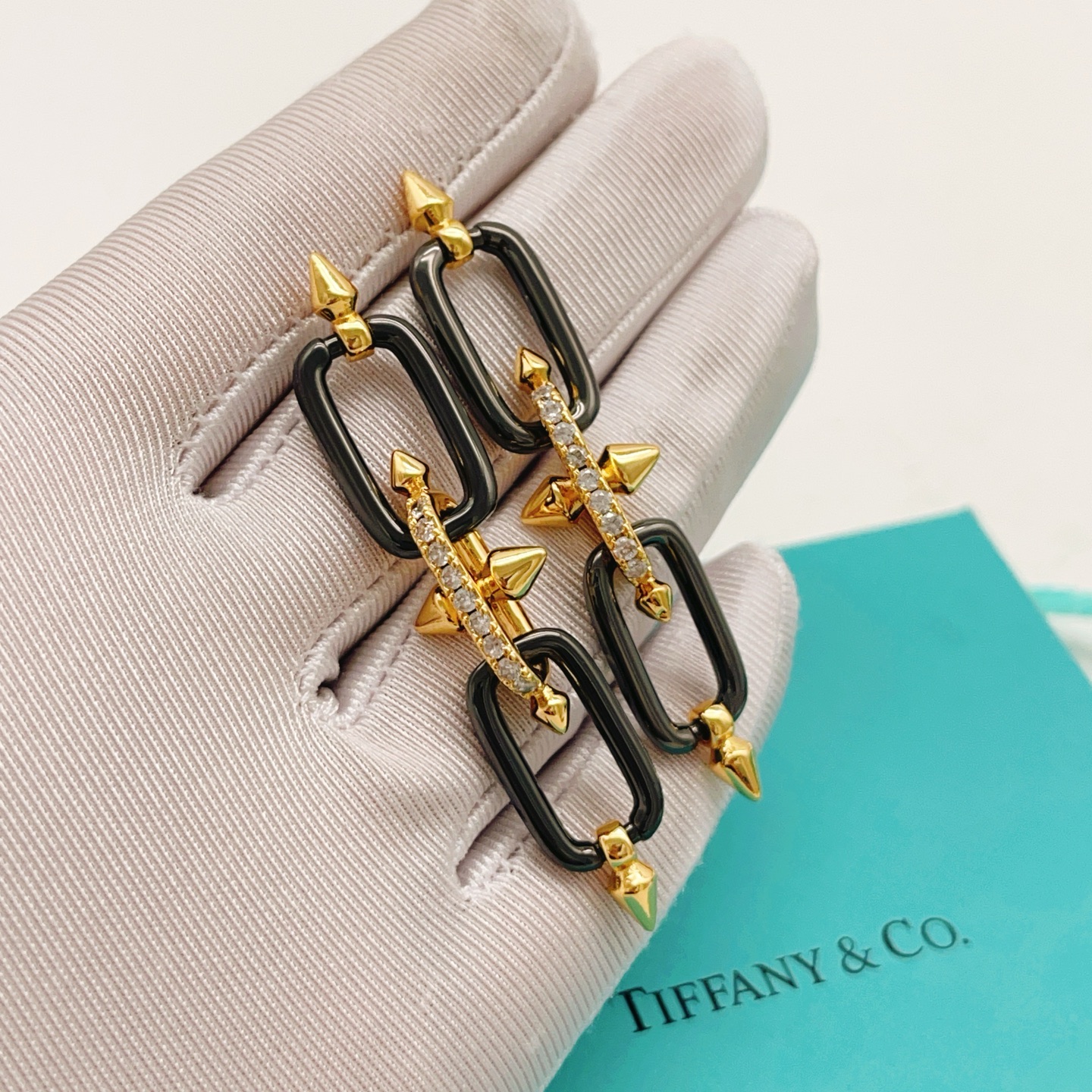 【Tiffany*帝芙尼最新款🆕🆕黑色镶钻钉子耳钉】一致官网黄铜材质，非常的上镜‼️设计很特别值得入手。