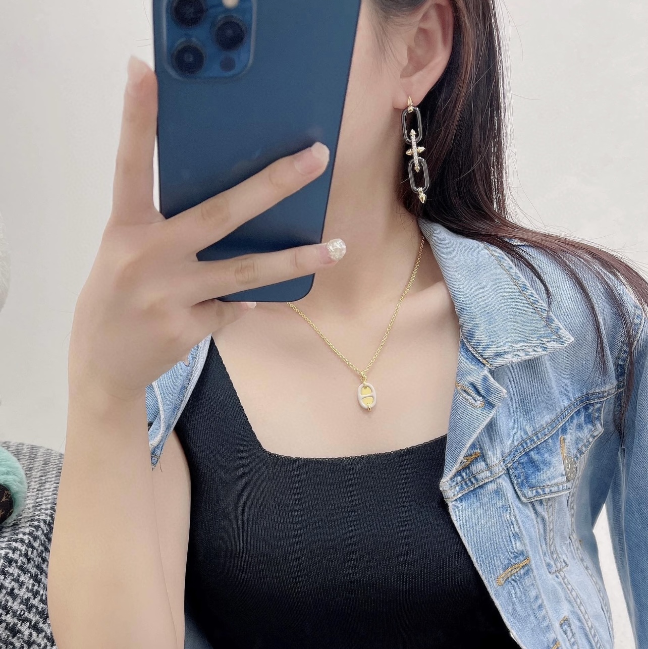 【Tiffany*帝芙尼最新款🆕🆕黑色镶钻钉子耳钉】一致官网黄铜材质，非常的上镜‼️设计很特别值得入手。