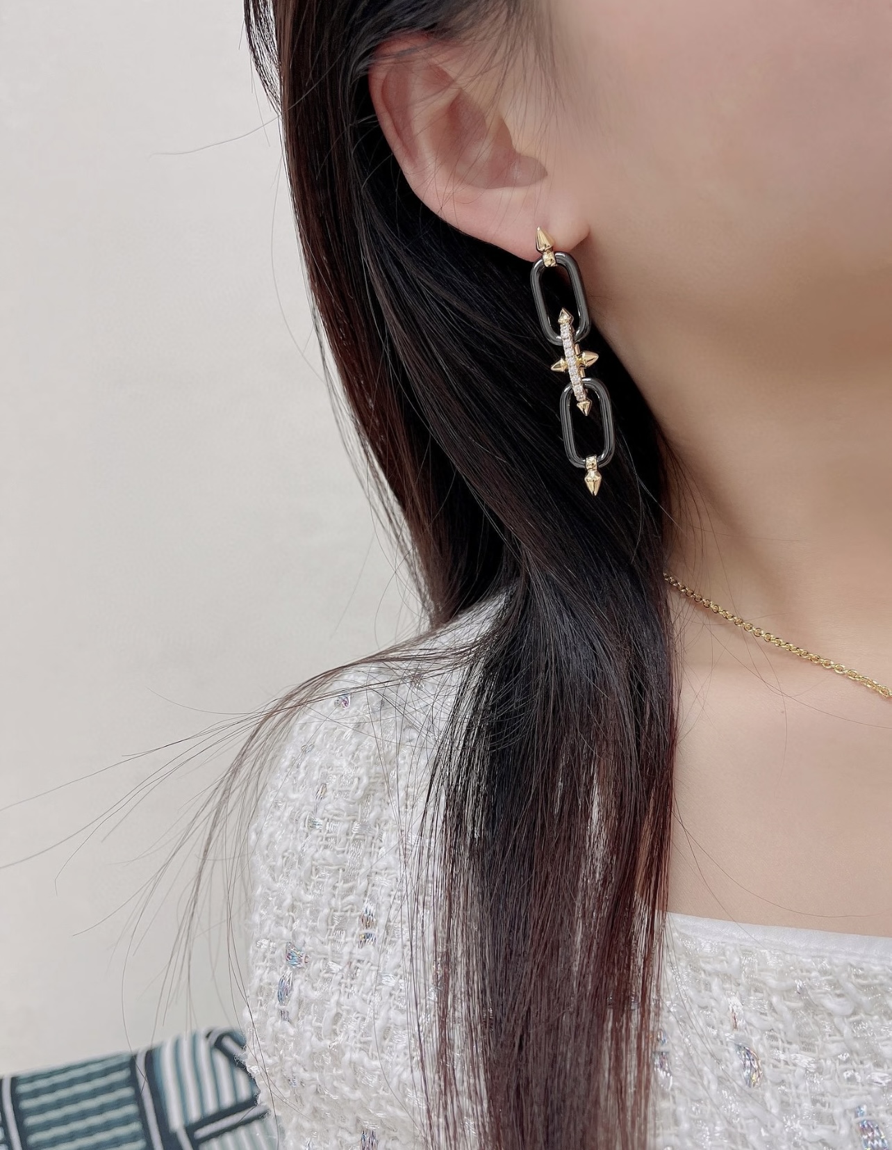 【Tiffany*帝芙尼最新款🆕🆕黑色镶钻钉子耳钉】一致官网黄铜材质，非常的上镜‼️设计很特别值得入手。