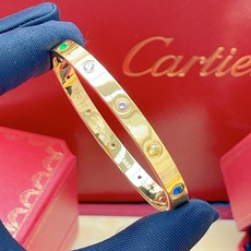 大小尺寸(码):17、19【Cartie*卡地亚最新款🆕🆕金色光面彩钻手镯】一致官网黄铜材质,非常的上镜 大小尺寸(码):17、19【Cartie*卡地亚最新款🆕🆕金色光面彩钻手镯】一致官网黄铜材质,非常的上镜