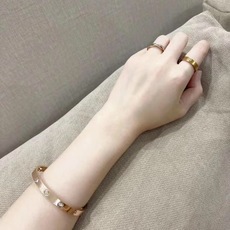 大小尺寸(码):17、19【Cartie*卡地亚最新款🆕🆕玫瑰金色光面彩钻手镯】一致官网黄铜材质,非常的 大小尺寸(码):17、19【Cartie*卡地亚最新款🆕🆕玫瑰金色光面彩钻手镯】一致官网黄铜材质,非常的