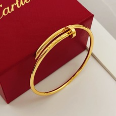 大小尺寸:17码,细版【Cartie*卡地亚最新款🆕🆕金色光面钉子手镯】一致官网黄铜材质,非常的上镜‼️ 大小尺寸:17码,细版【Cartie*卡地亚最新款🆕🆕金色光面钉子手镯】一致官网黄铜材质,非常的上镜‼️