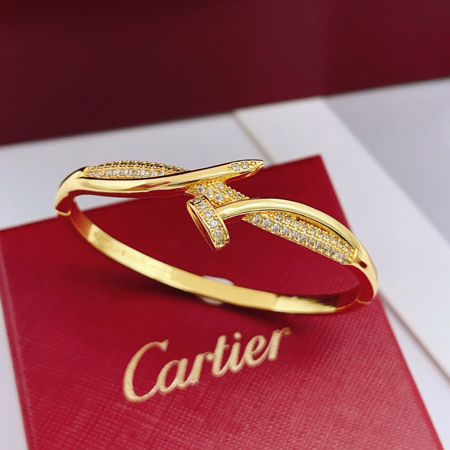 大小尺寸:均码【Cartie*卡地亚最新款🆕🆕金色镶钻钉子手镯】一致官网黄铜材质，非常的上镜‼️设计很特
