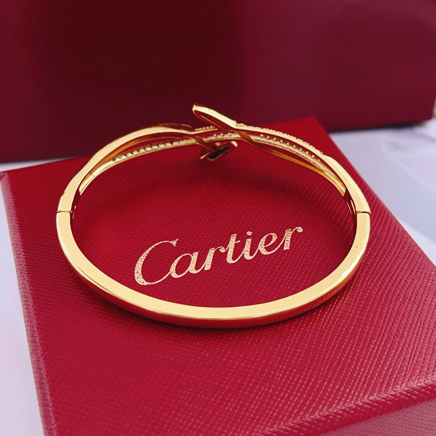 大小尺寸:均码【Cartie*卡地亚最新款🆕🆕金色镶钻钉子手镯】一致官网黄铜材质，非常的上镜‼️设计很特