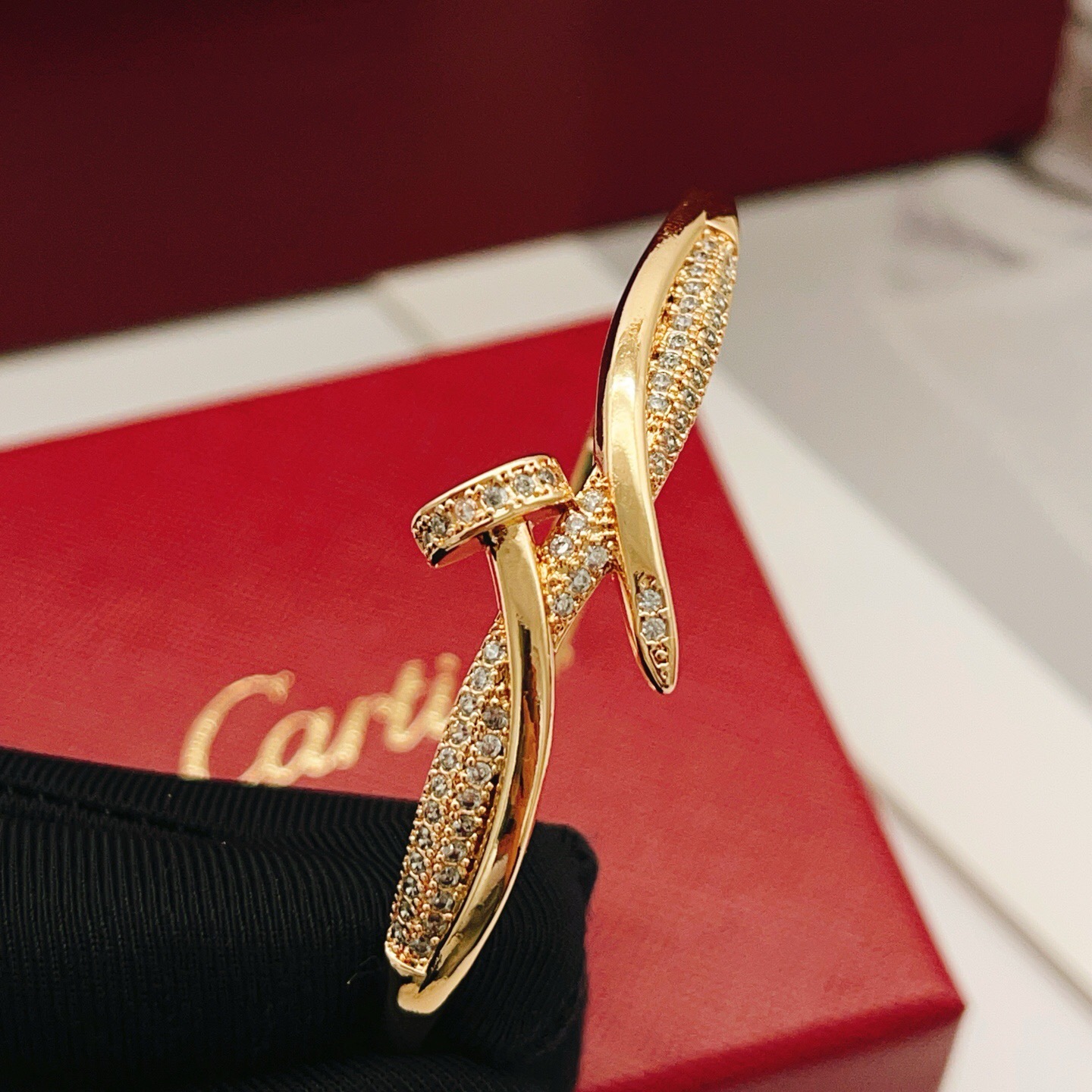 大小尺寸:均码【Cartie*卡地亚最新款🆕🆕玫瑰金镶钻钉子手镯】一致官网黄铜材质，非常的上镜‼️设计很