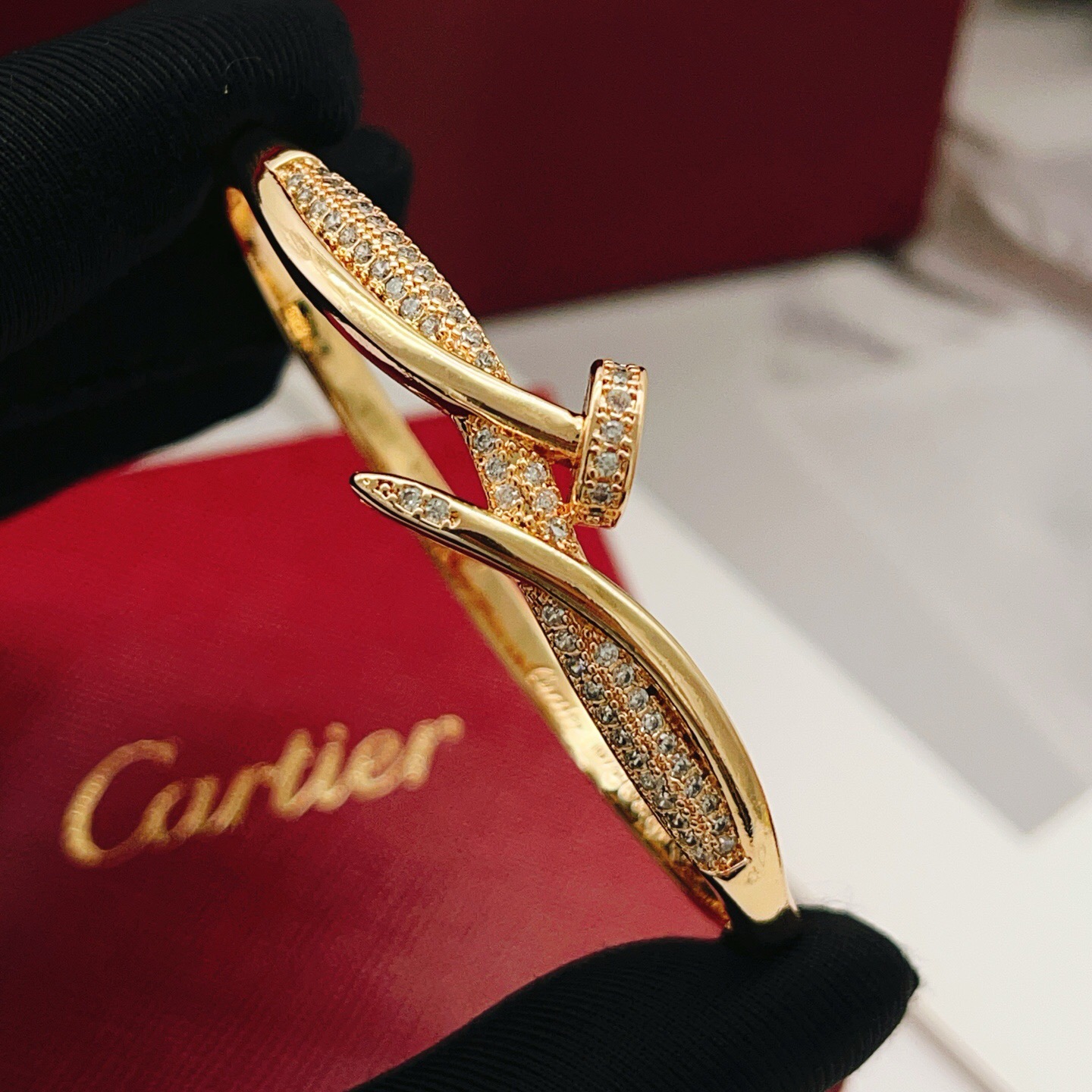 大小尺寸:均码【Cartie*卡地亚最新款🆕🆕玫瑰金镶钻钉子手镯】一致官网黄铜材质，非常的上镜‼️设计很