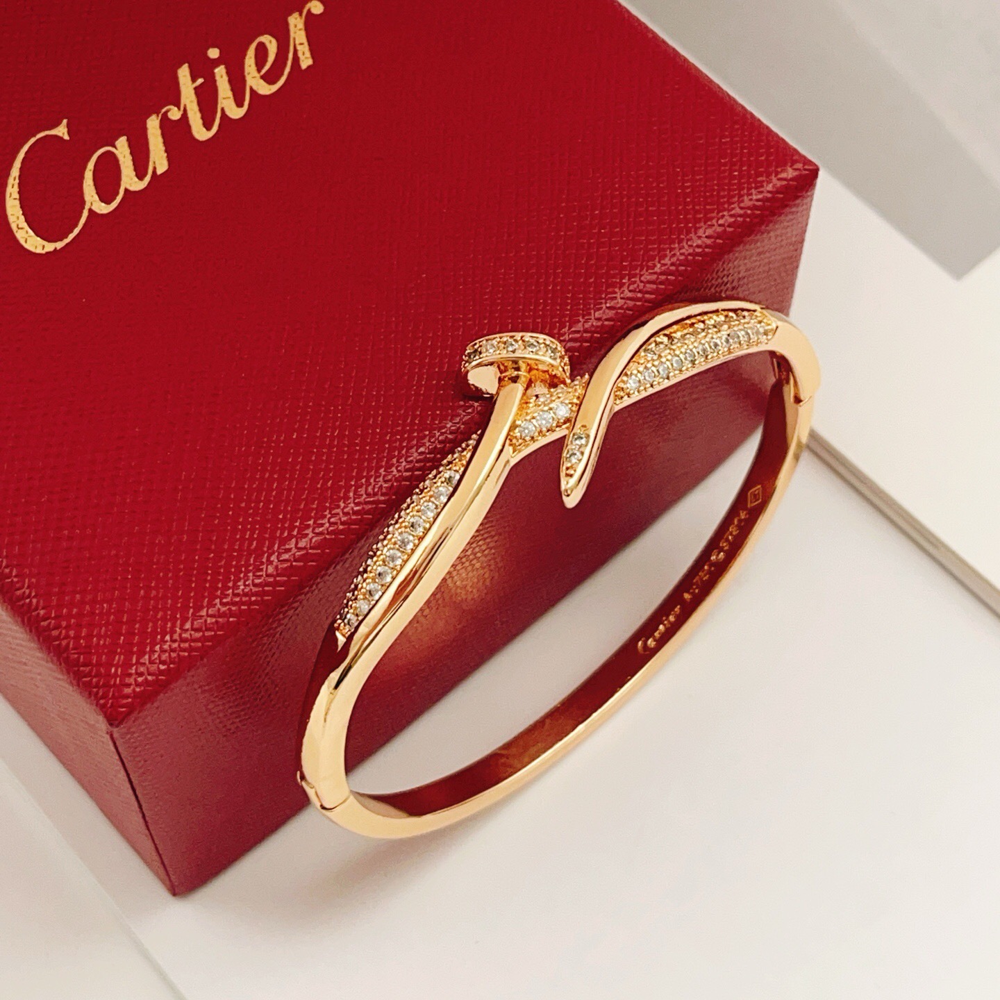 大小尺寸:均码【Cartie*卡地亚最新款🆕🆕玫瑰金镶钻钉子手镯】一致官网黄铜材质，非常的上镜‼️设计很