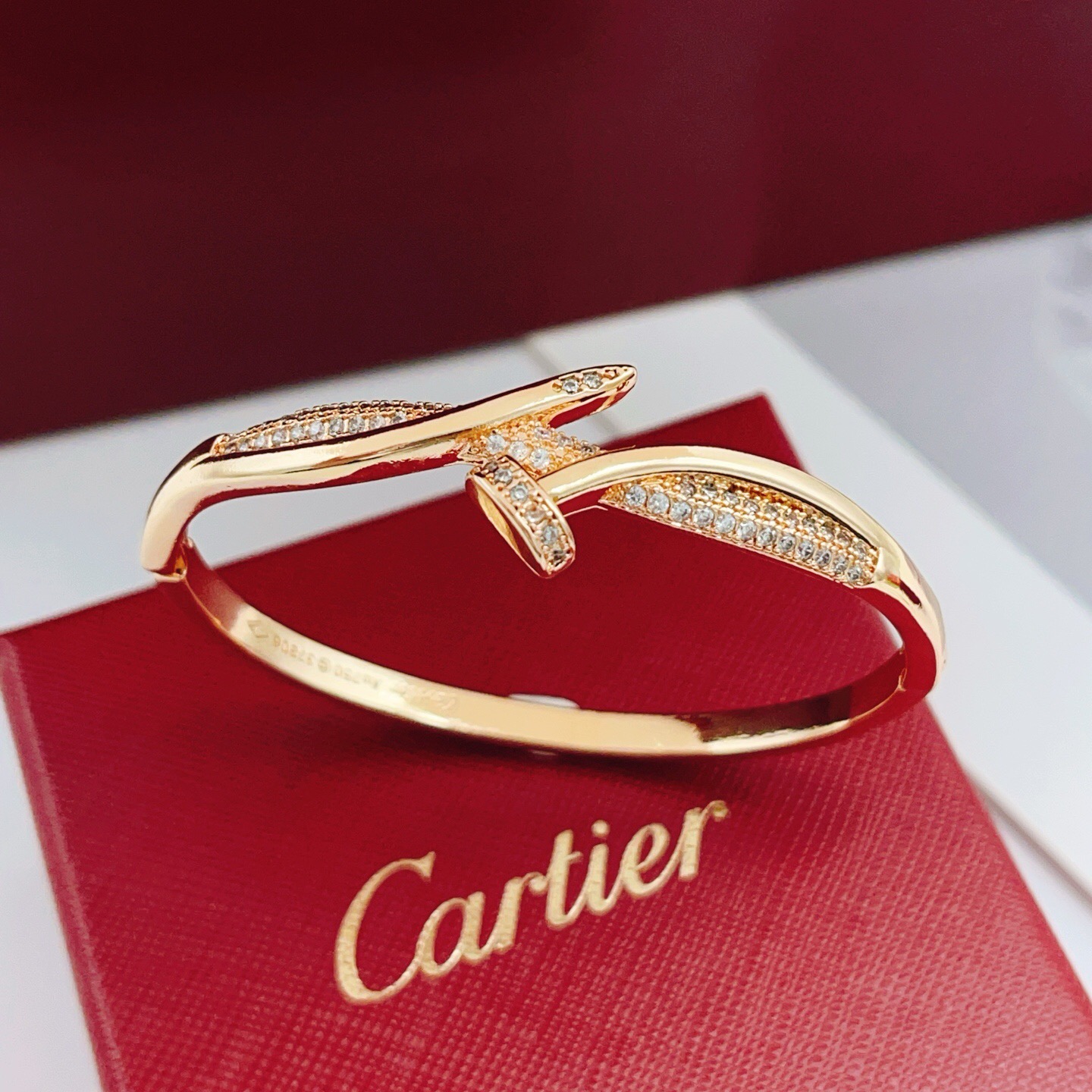 大小尺寸:均码【Cartie*卡地亚最新款🆕🆕玫瑰金镶钻钉子手镯】一致官网黄铜材质，非常的上镜‼️设计很
