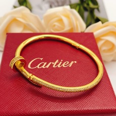 大小尺寸:17均码【Cartie*卡地亚最新款🆕🆕金色镶钻钉子手镯】一致官网黄铜材质,非常的上镜‼️设计 大小尺寸:17均码【Cartie*卡地亚最新款🆕🆕金色镶钻钉子手镯】一致官网黄铜材质,非常的上镜‼️设计