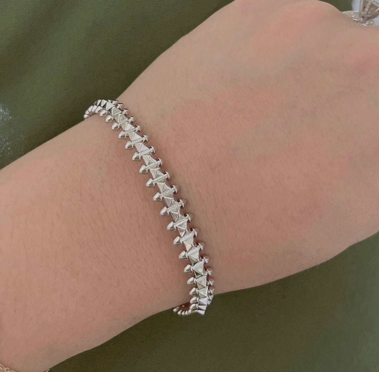 大小尺寸:17均码【Cartier*卡地亚最新款🆕🆕银色光面钉子手镯】一致官网黄铜材质，非常的上镜‼️设