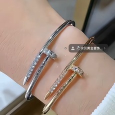 大小尺寸:17码,细版【Cartie*卡地亚最新款🆕🆕银色镶钻钉子手镯】一致官网黄铜材质,非常的上镜‼️ 大小尺寸:17码,细版【Cartie*卡地亚最新款🆕🆕银色镶钻钉子手镯】一致官网黄铜材质,非常的上镜‼️