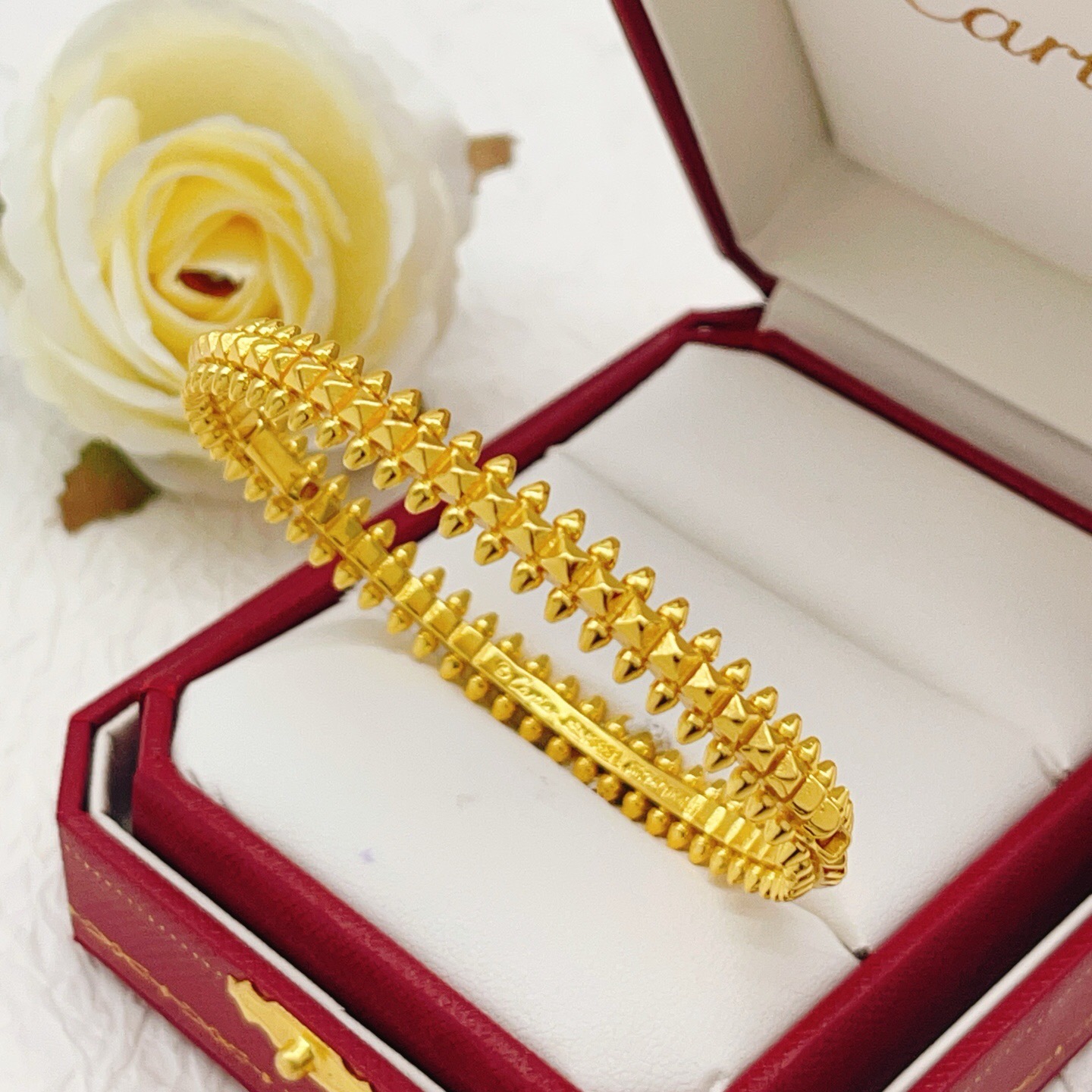 大小尺寸:17均码【Cartier*卡地亚最新款🆕🆕金色光面钉子手镯】一致官网黄铜材质，非常的上镜‼️设