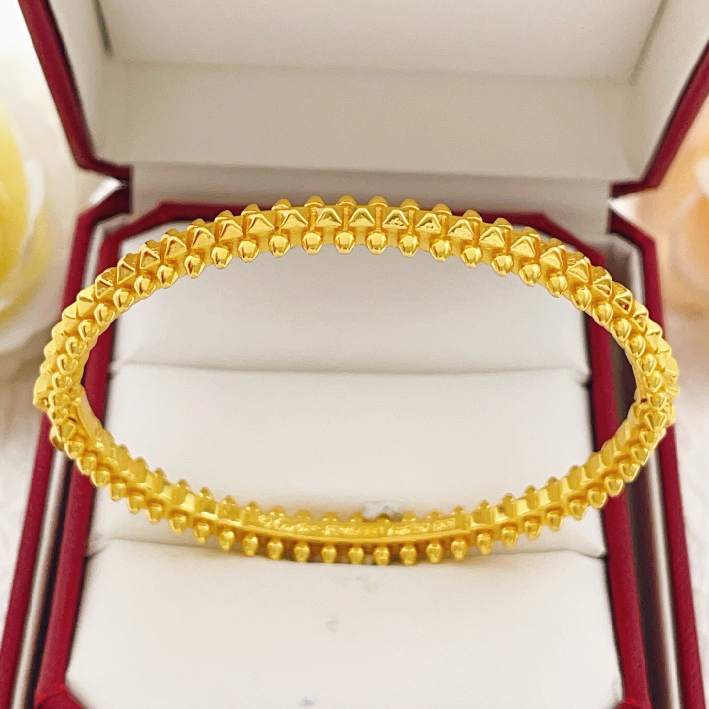 大小尺寸:17均码【Cartier*卡地亚最新款🆕🆕金色光面钉子手镯】一致官网黄铜材质，非常的上镜‼️设
