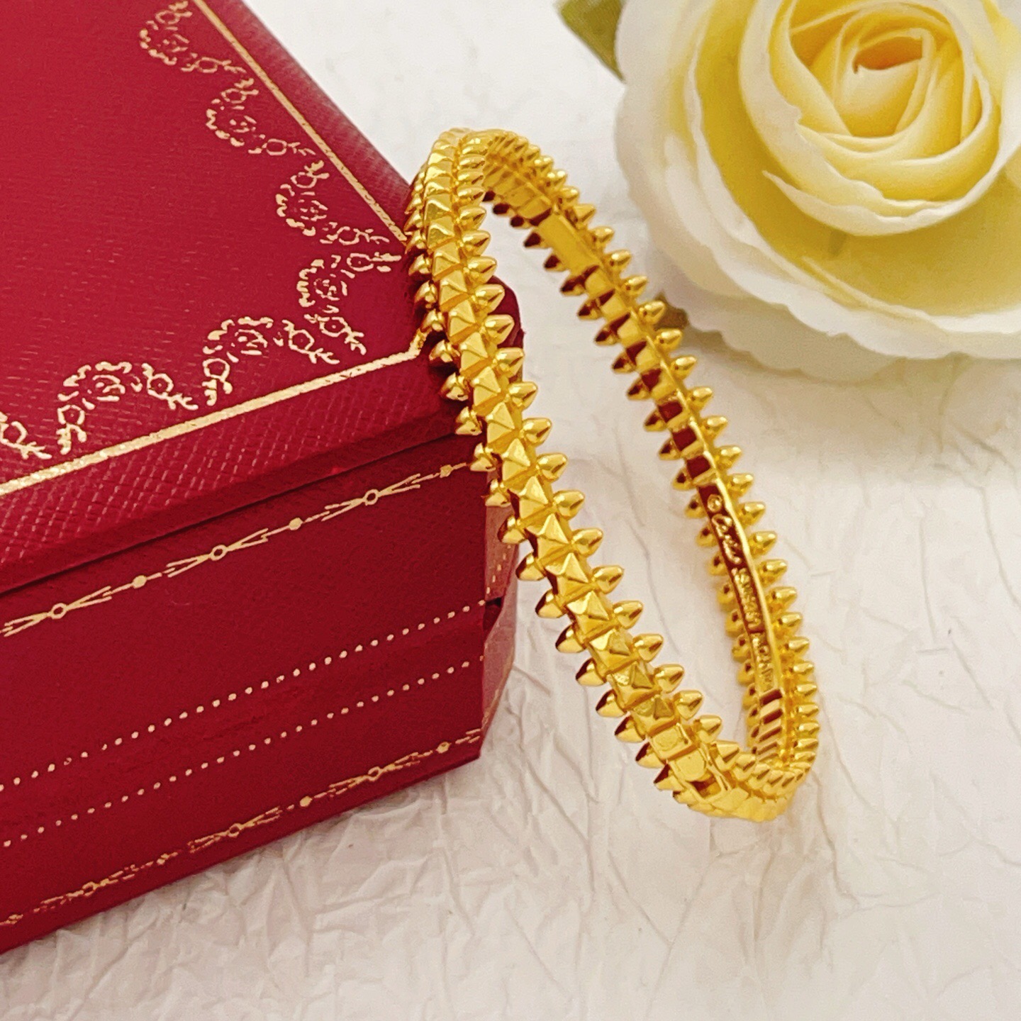 大小尺寸:17均码【Cartier*卡地亚最新款🆕🆕金色光面钉子手镯】一致官网黄铜材质，非常的上镜‼️设