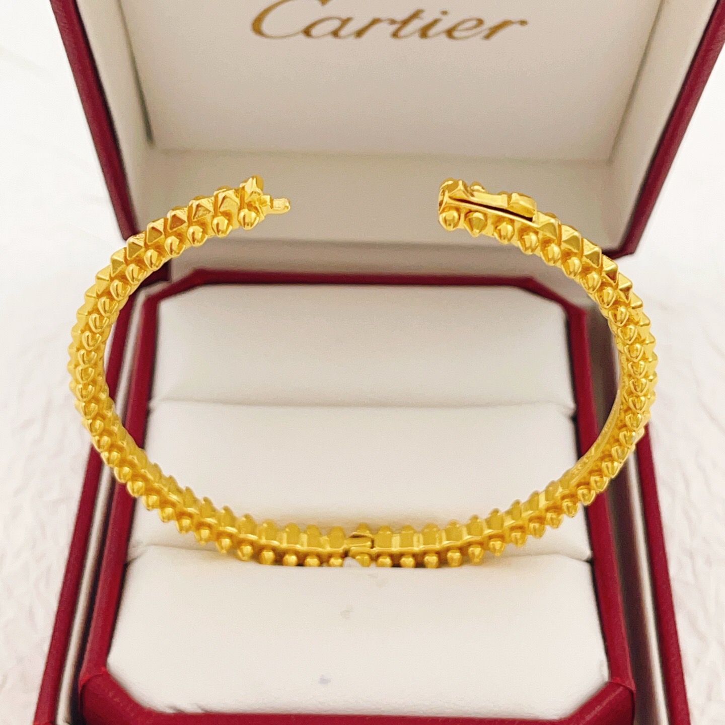 大小尺寸:17均码【Cartier*卡地亚最新款🆕🆕金色光面钉子手镯】一致官网黄铜材质，非常的上镜‼️设