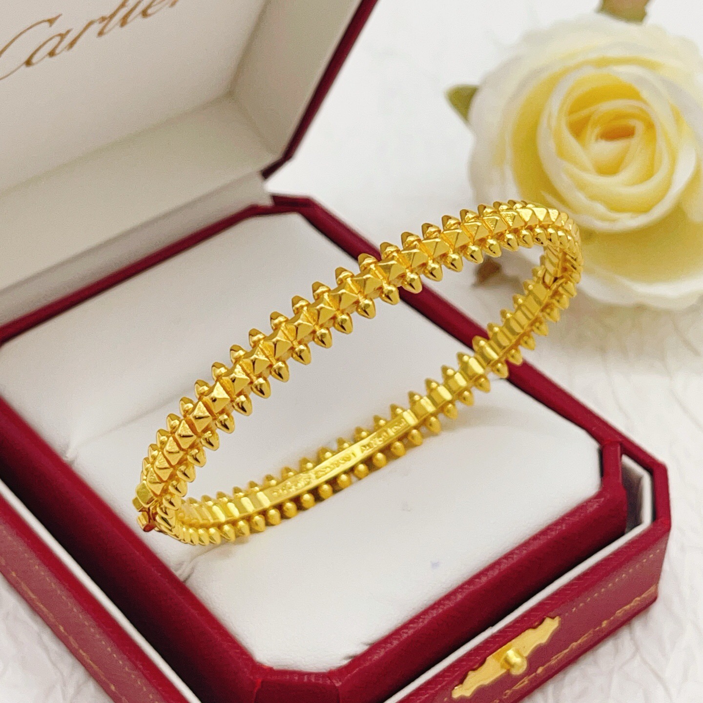 大小尺寸:17均码【Cartier*卡地亚最新款🆕🆕金色光面钉子手镯】一致官网黄铜材质，非常的上镜‼️设