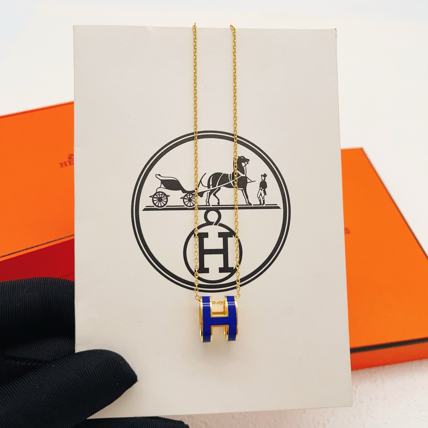 【He@mes爱马仕最新款🆕🆕金色大号蓝H字母项链】一致官网黄铜材质，非常的上镜‼️设计很特别值得入手。