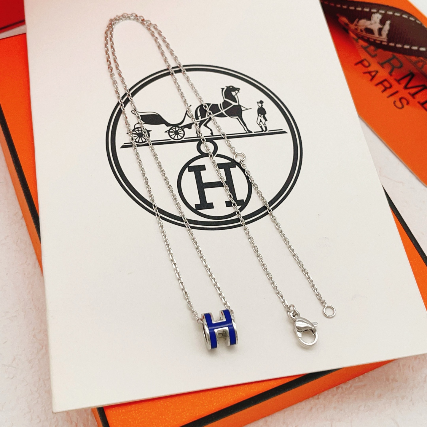 【He@mes爱马仕最新款🆕🆕银色迷你蓝H字母项链】一致官网黄铜材质，非常的上镜‼️设计很特别值得入手。
