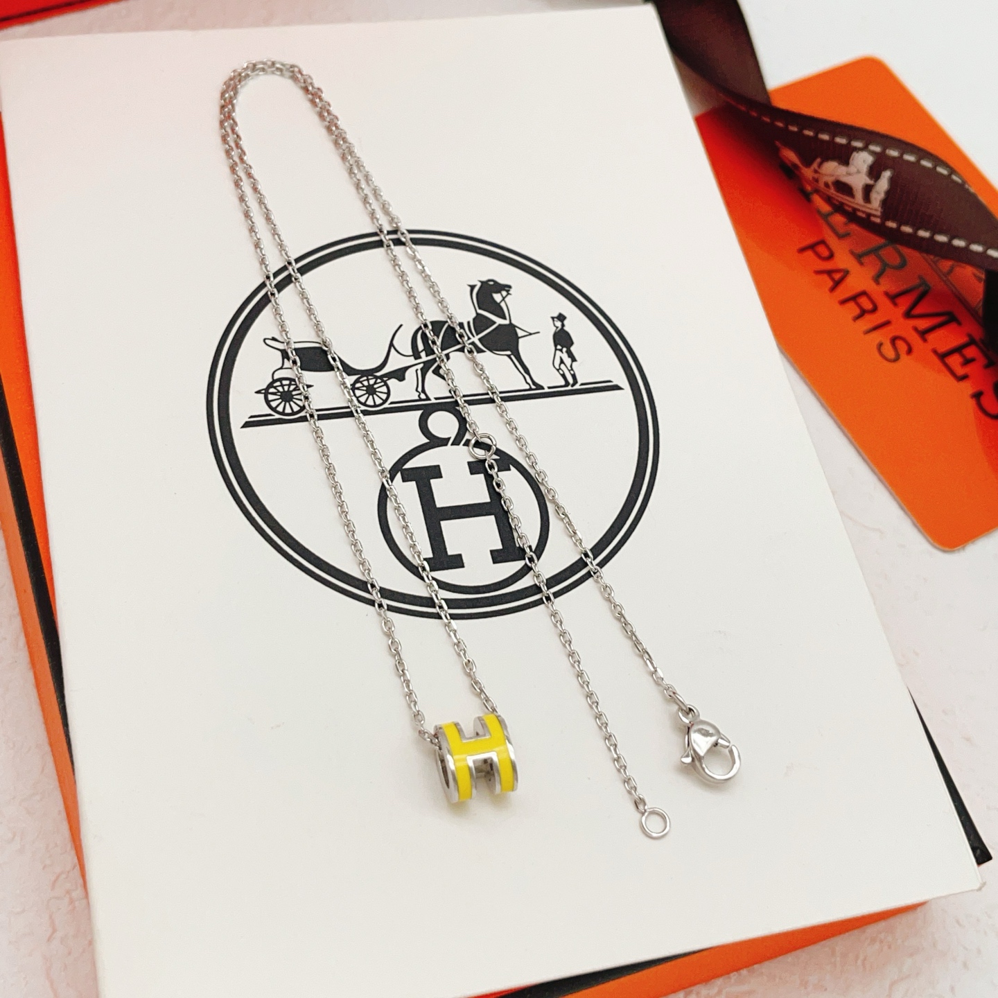 【He@mes爱马仕最新款🆕🆕银色迷你黄H字母项链】一致官网黄铜材质，非常的上镜‼️设计很特别值得入手。