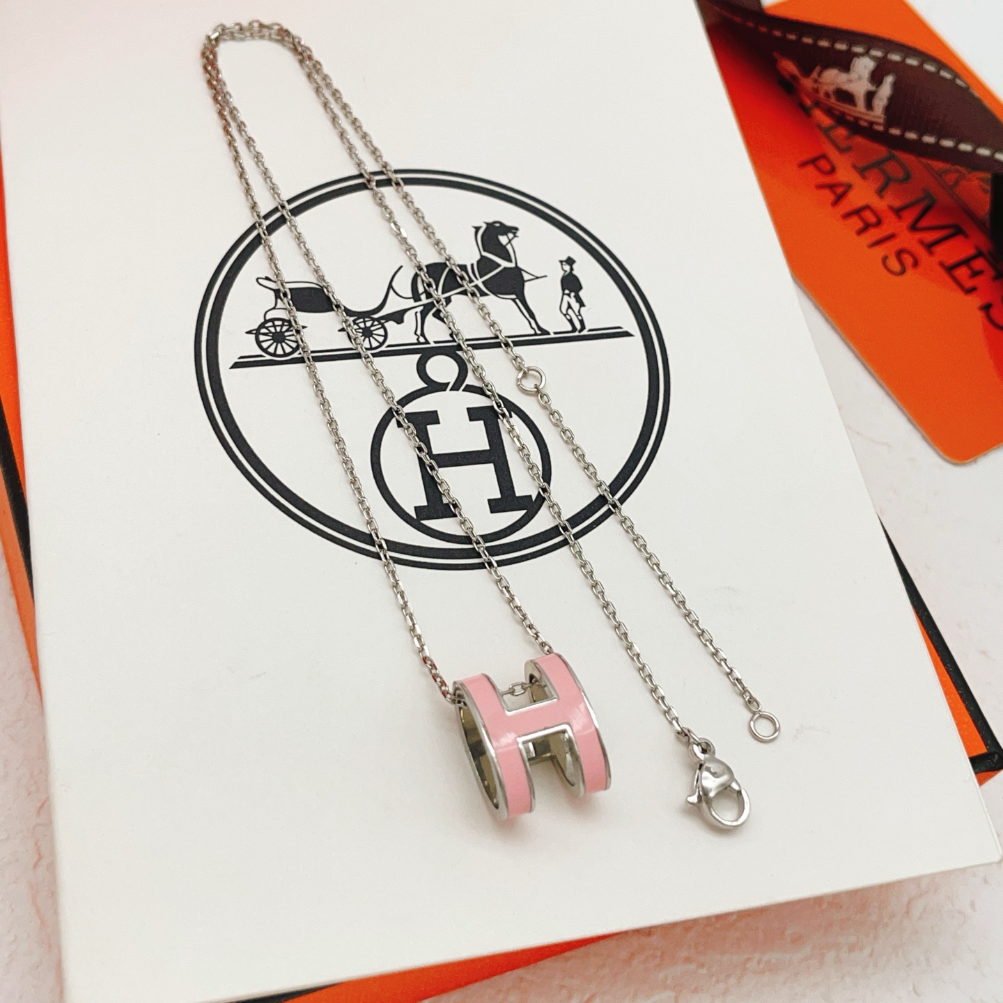【He@mes爱马仕最新款🆕🆕银色大号粉H字母项链】一致官网黄铜材质，非常的上镜‼️设计很特别值得入手。