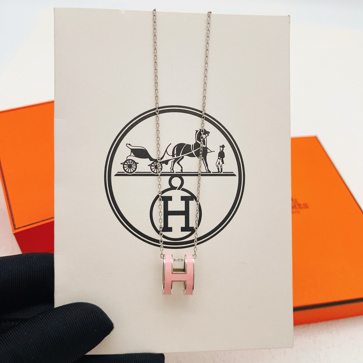 【He@mes爱马仕最新款🆕🆕银色大号粉H字母项链】一致官网黄铜材质，非常的上镜‼️设计很特别值得入手。