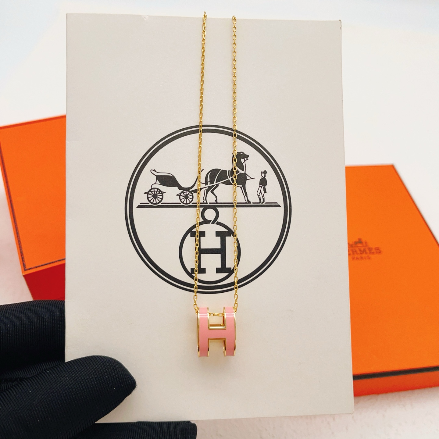 【He@mes爱马仕最新款🆕🆕金色大号粉H字母项链】一致官网黄铜材质，非常的上镜‼️设计很特别值得入手。