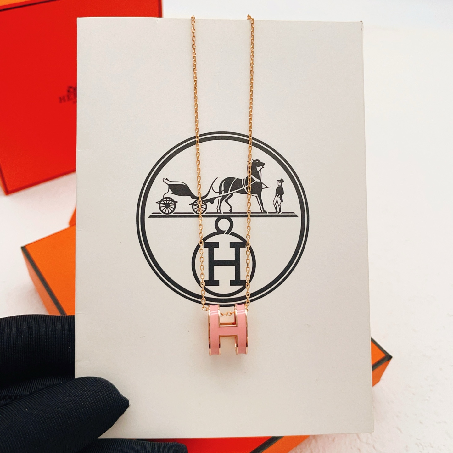 【He@mes爱马仕最新款🆕🆕玫瑰金大号粉H字母项链】一致官网黄铜材质，非常的上镜‼️设计很特别值得入手