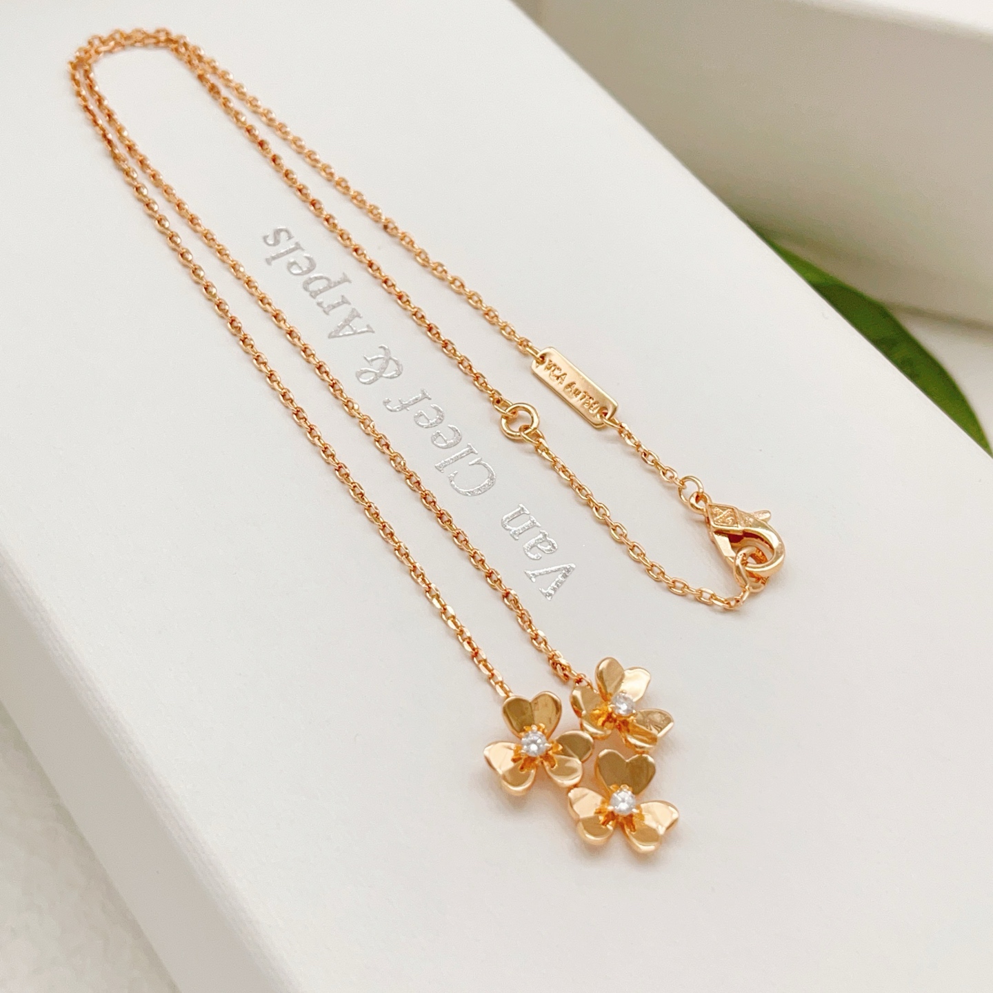 Van Cleef Arpels Collier Frivole Or rose avec accents de diamants clairs 42cm