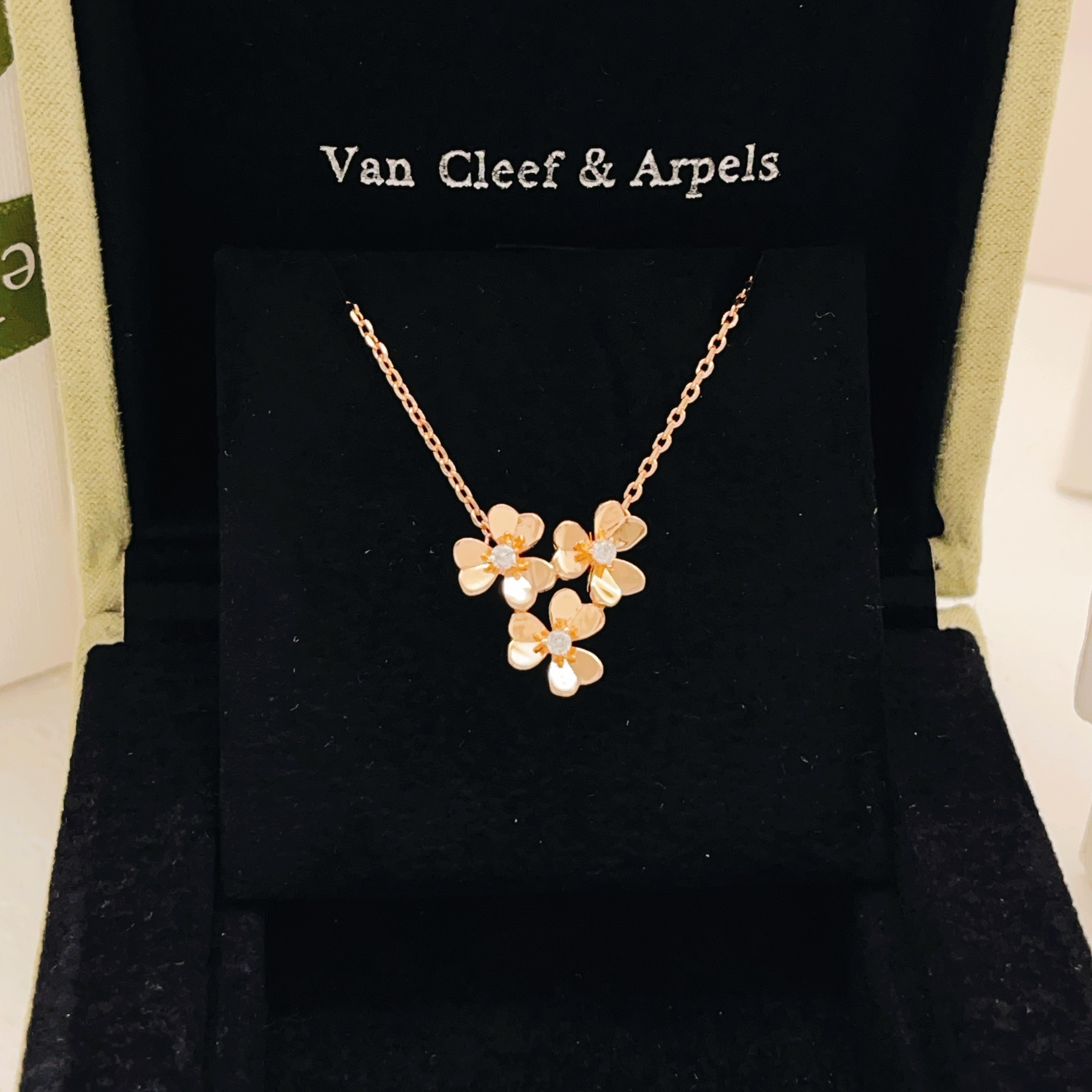 Van Cleef Arpels Collier Frivole Or rose avec accents de diamants clairs 42cm