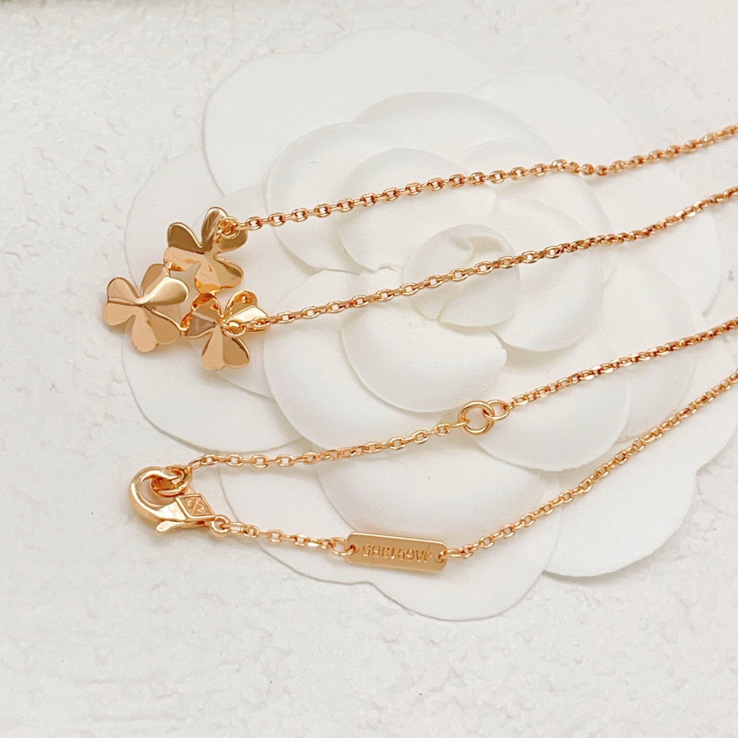 Van Cleef Arpels Collier Frivole Or rose avec accents de diamants clairs 42cm