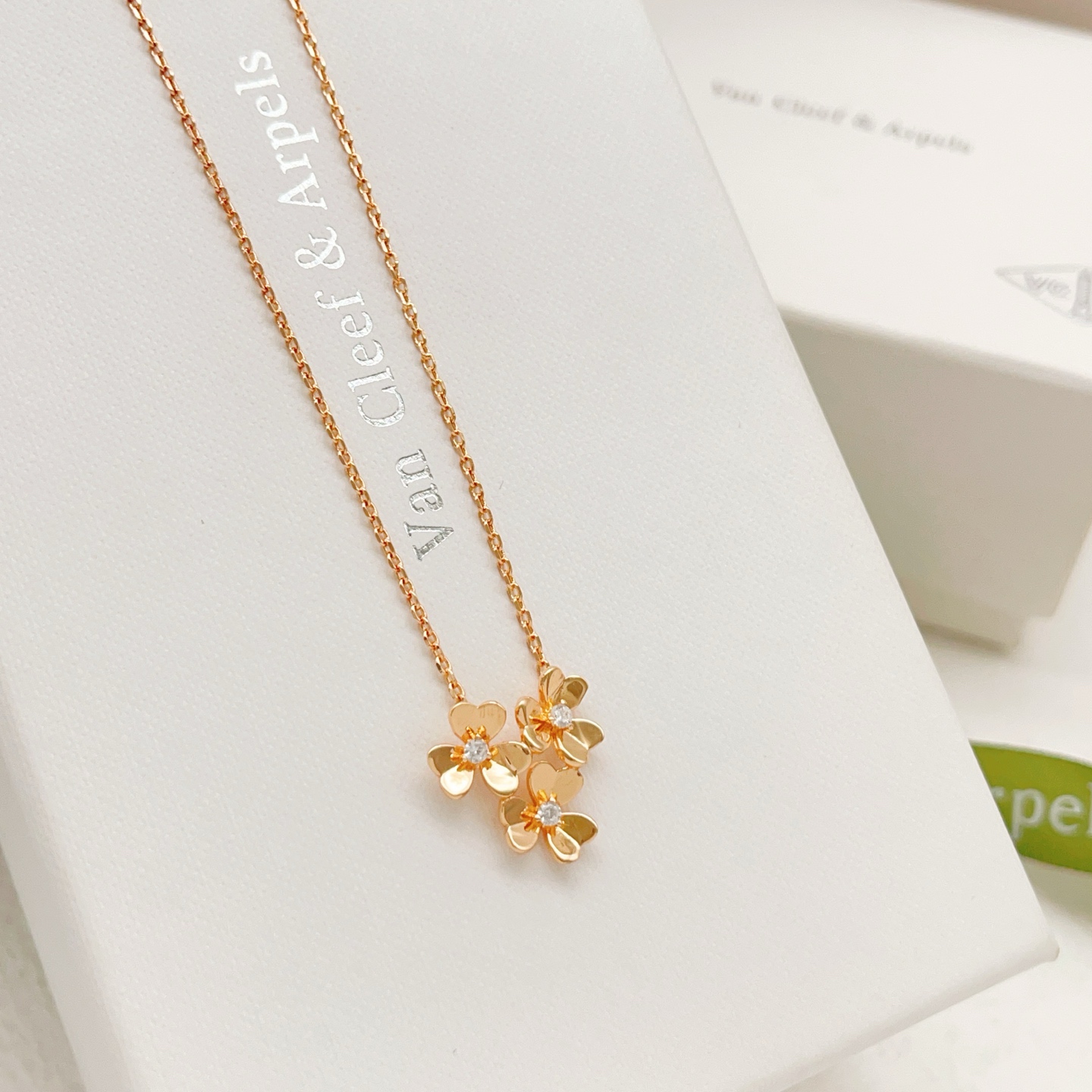 Van Cleef Arpels Collier Frivole Or rose avec accents de diamants clairs 42cm