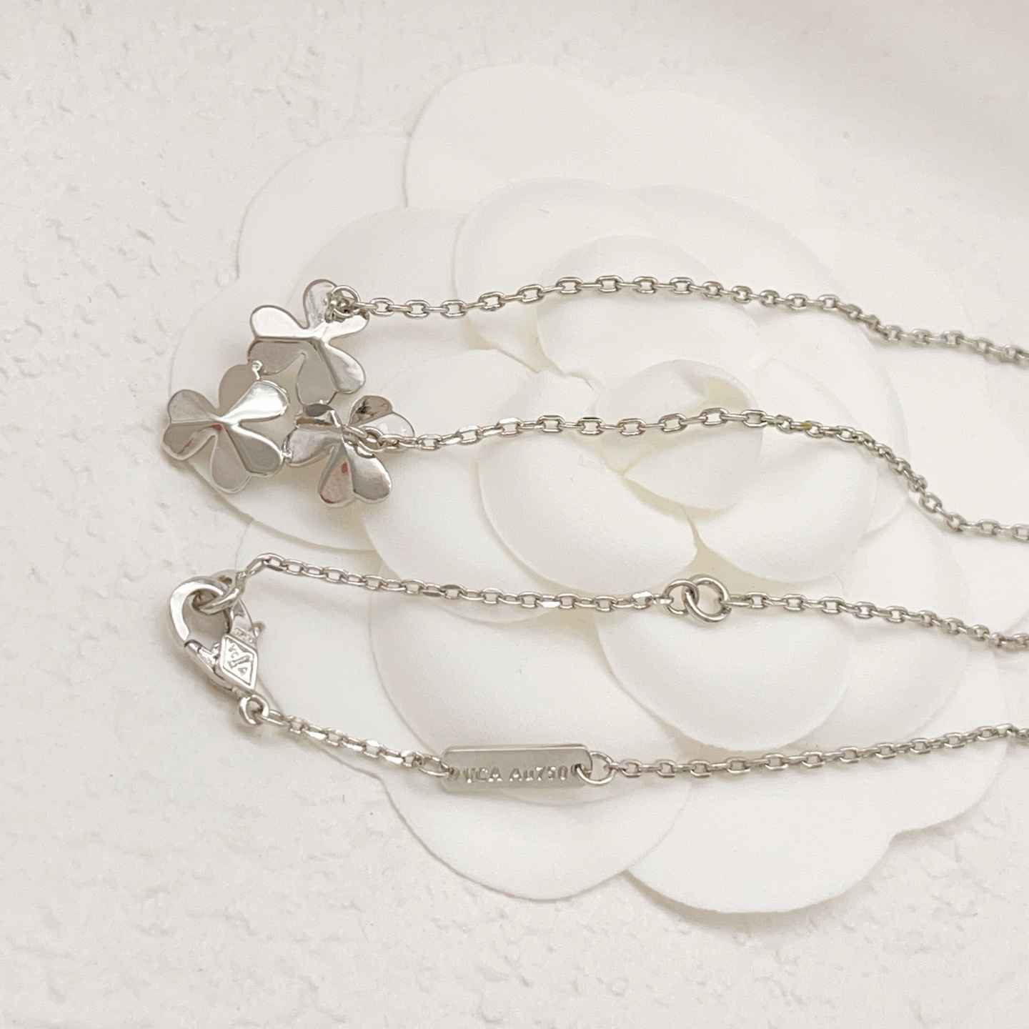 Collana Van Cleef Arpels Frivole in oro bianco 18 carati con accenti di diamanti 42 cm