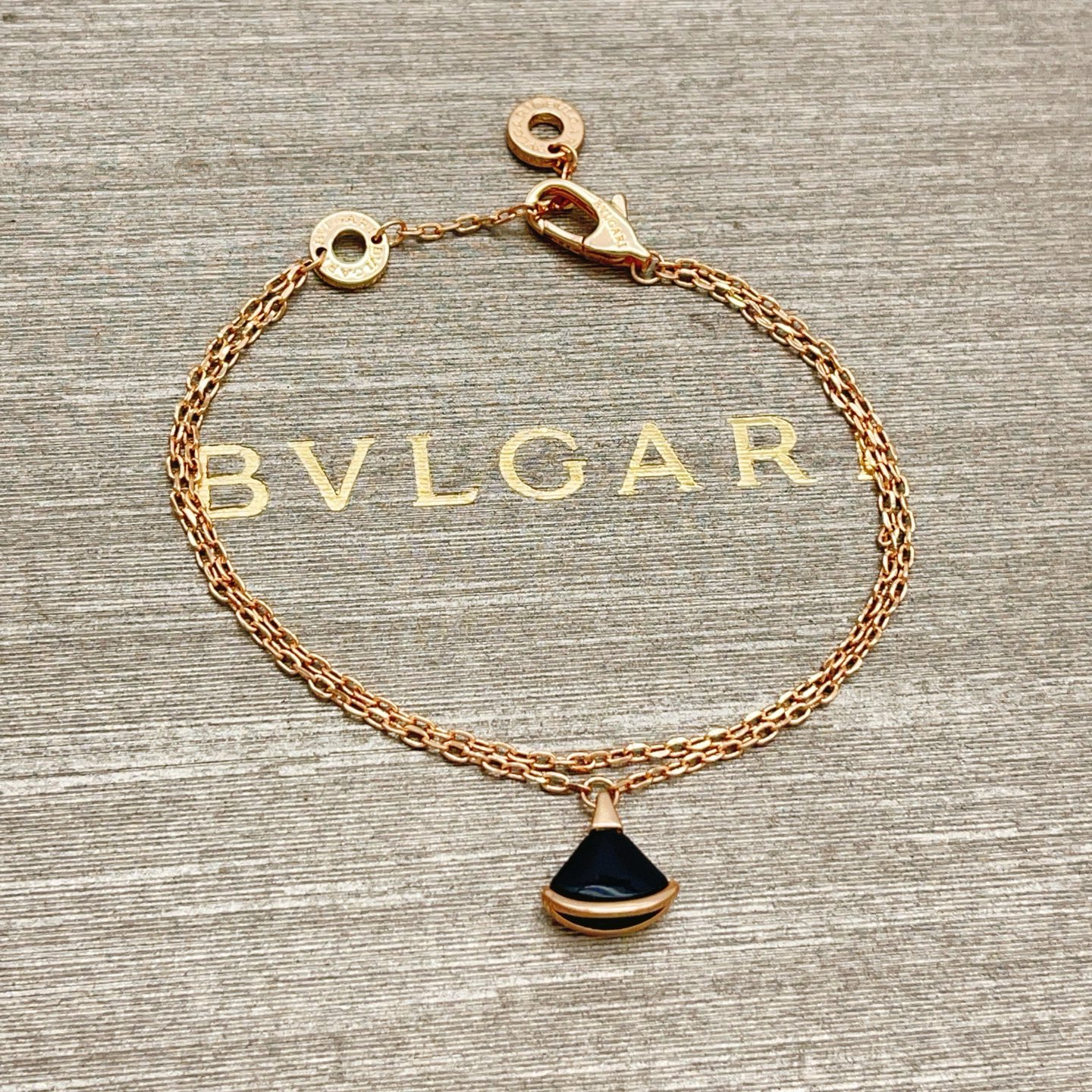 【BVLGARI宝格丽最新款🆕🆕玫瑰金黑贝小扇子手链】一致官网黄铜材质，非常的上镜‼️设计很特别值得入手