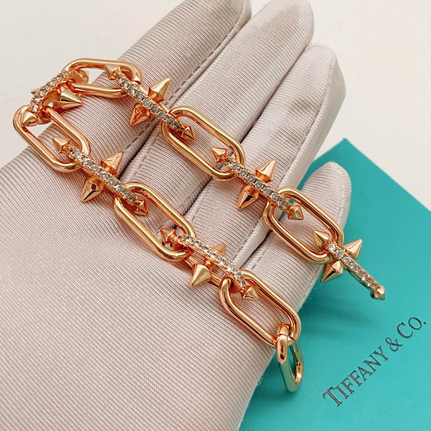 【Tiffany*帝芙尼最新款🆕🆕玫瑰金镶钻钉子手链】一致官网黄铜材质，非常的上镜‼️设计很特别值得入手