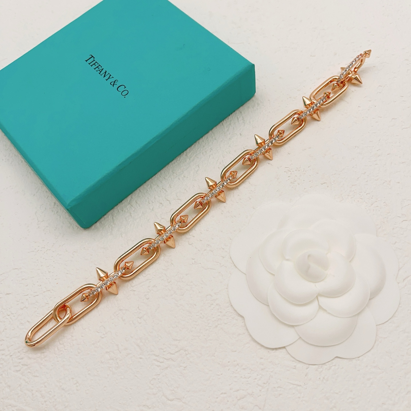 【Tiffany*帝芙尼最新款🆕🆕玫瑰金镶钻钉子手链】一致官网黄铜材质，非常的上镜‼️设计很特别值得入手