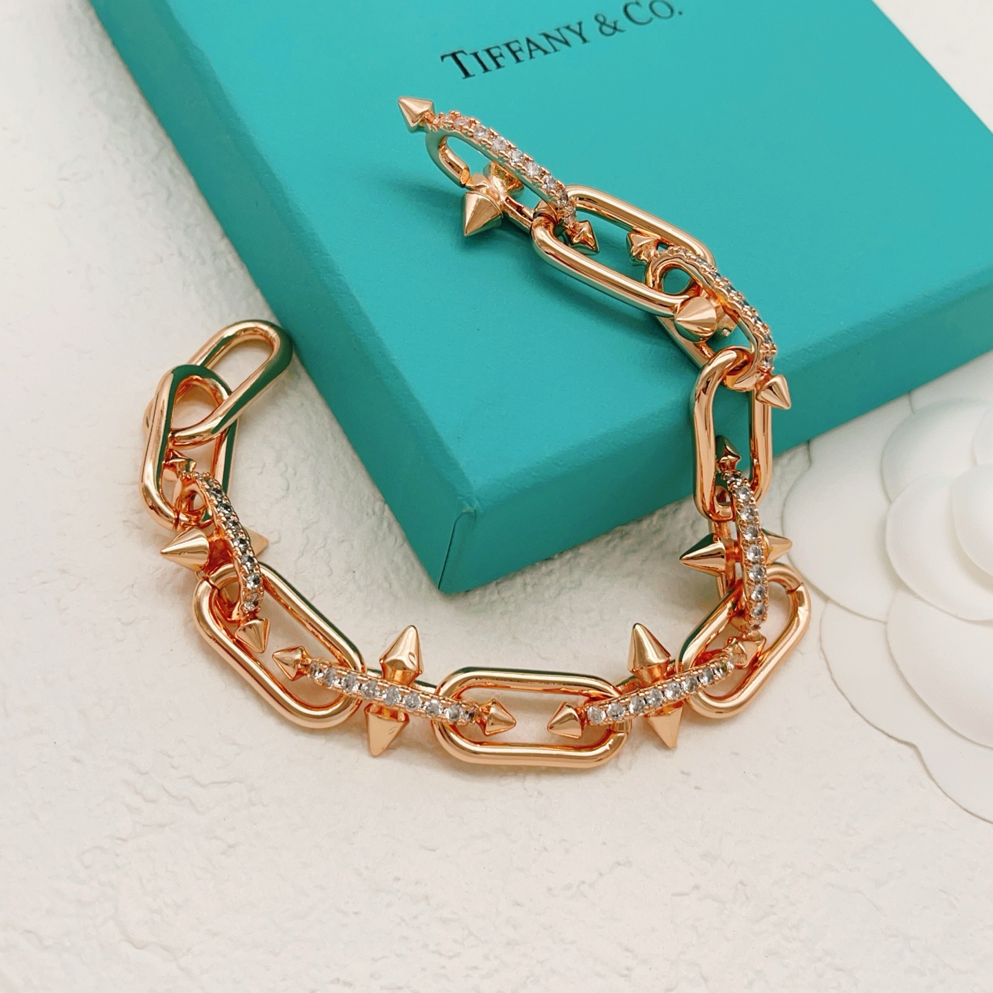 【Tiffany*帝芙尼最新款🆕🆕玫瑰金镶钻钉子手链】一致官网黄铜材质，非常的上镜‼️设计很特别值得入手