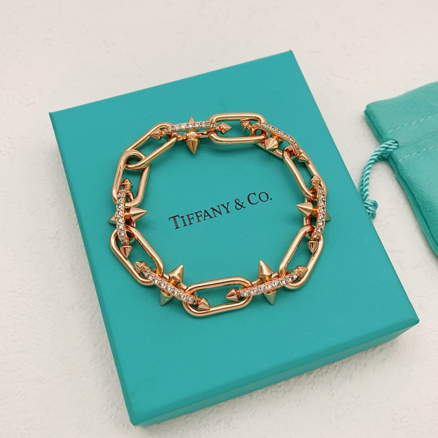 【Tiffany*帝芙尼最新款🆕🆕玫瑰金镶钻钉子手链】一致官网黄铜材质，非常的上镜‼️设计很特别值得入手