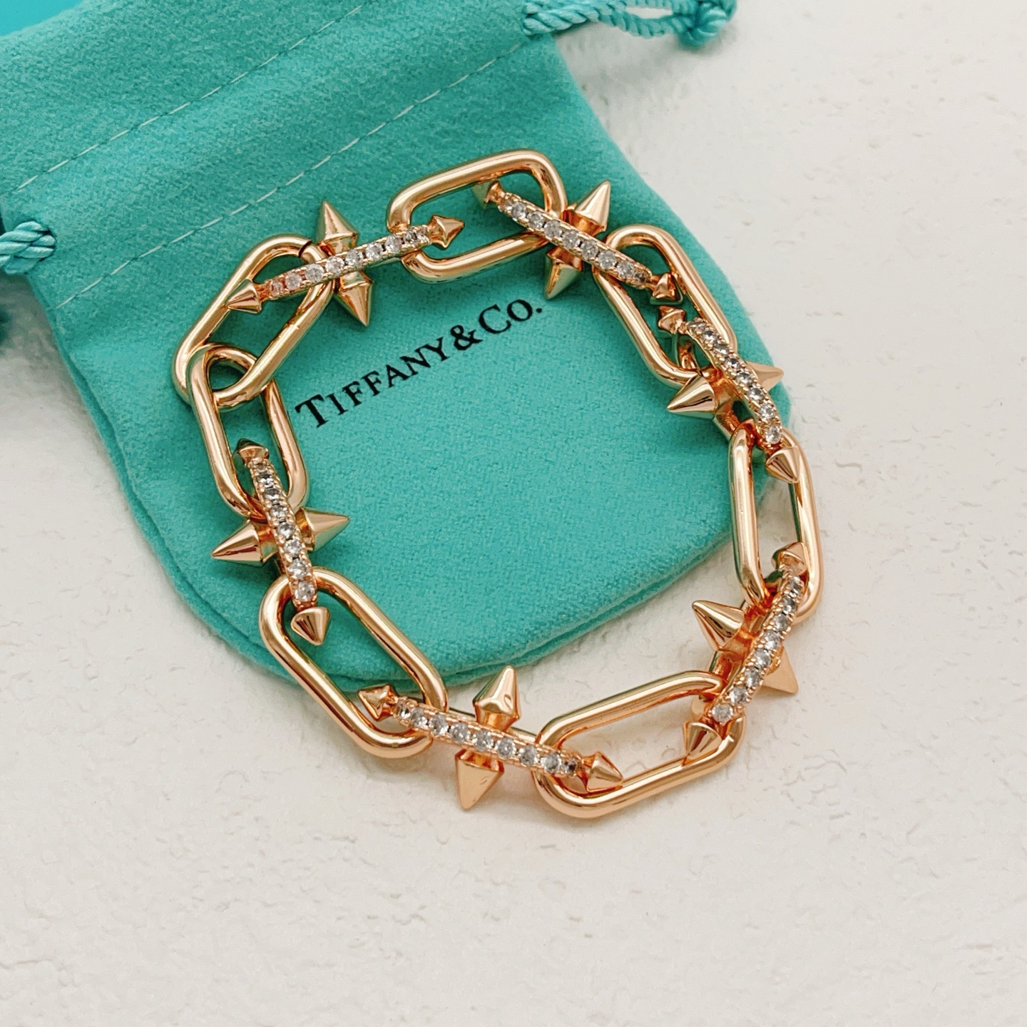 【Tiffany*帝芙尼最新款🆕🆕玫瑰金镶钻钉子手链】一致官网黄铜材质，非常的上镜‼️设计很特别值得入手