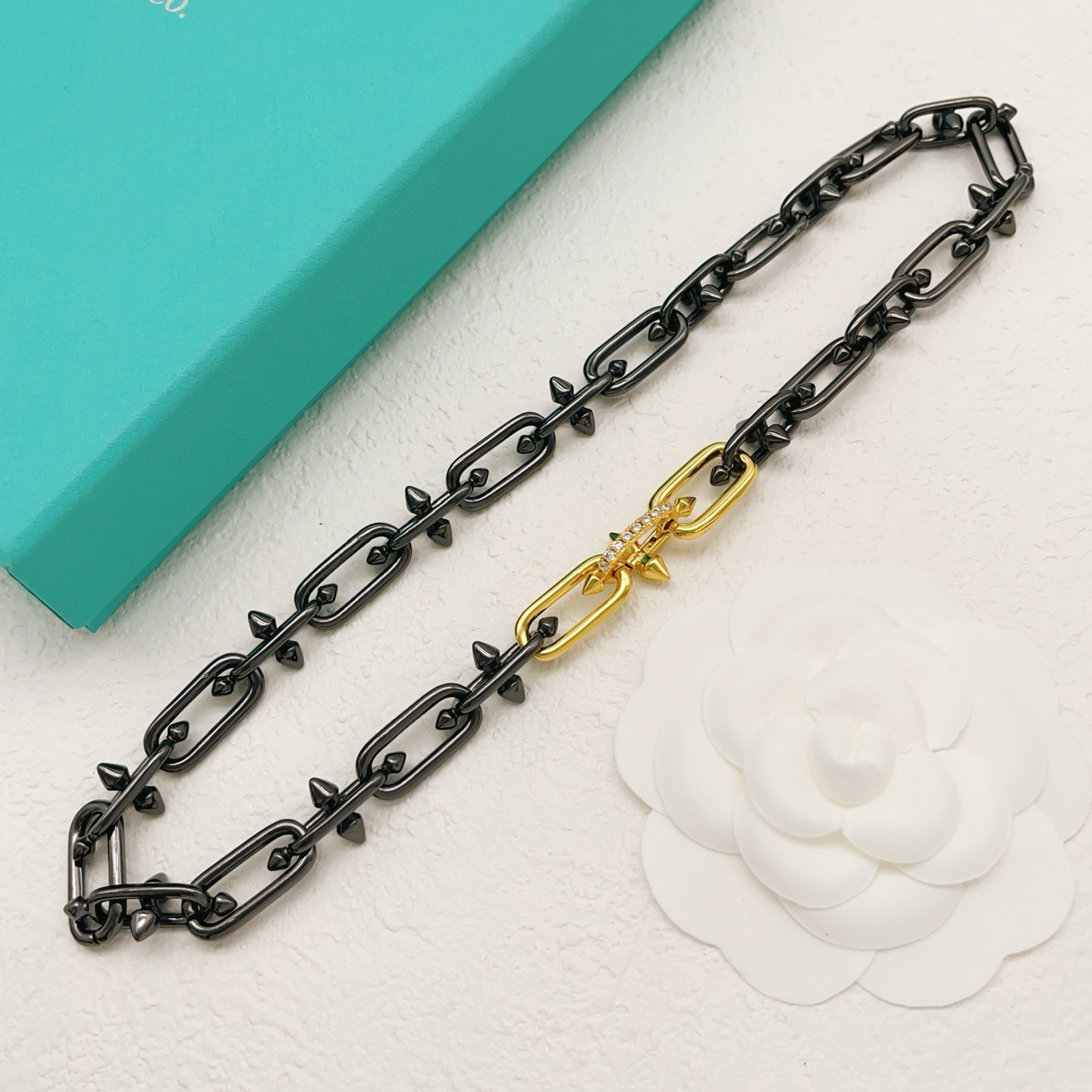 【Tiffany*帝芙尼最新款🆕🆕黑色镶钻钉子项链】一致官网黄铜材质，非常的上镜‼️设计很特别值得入手。