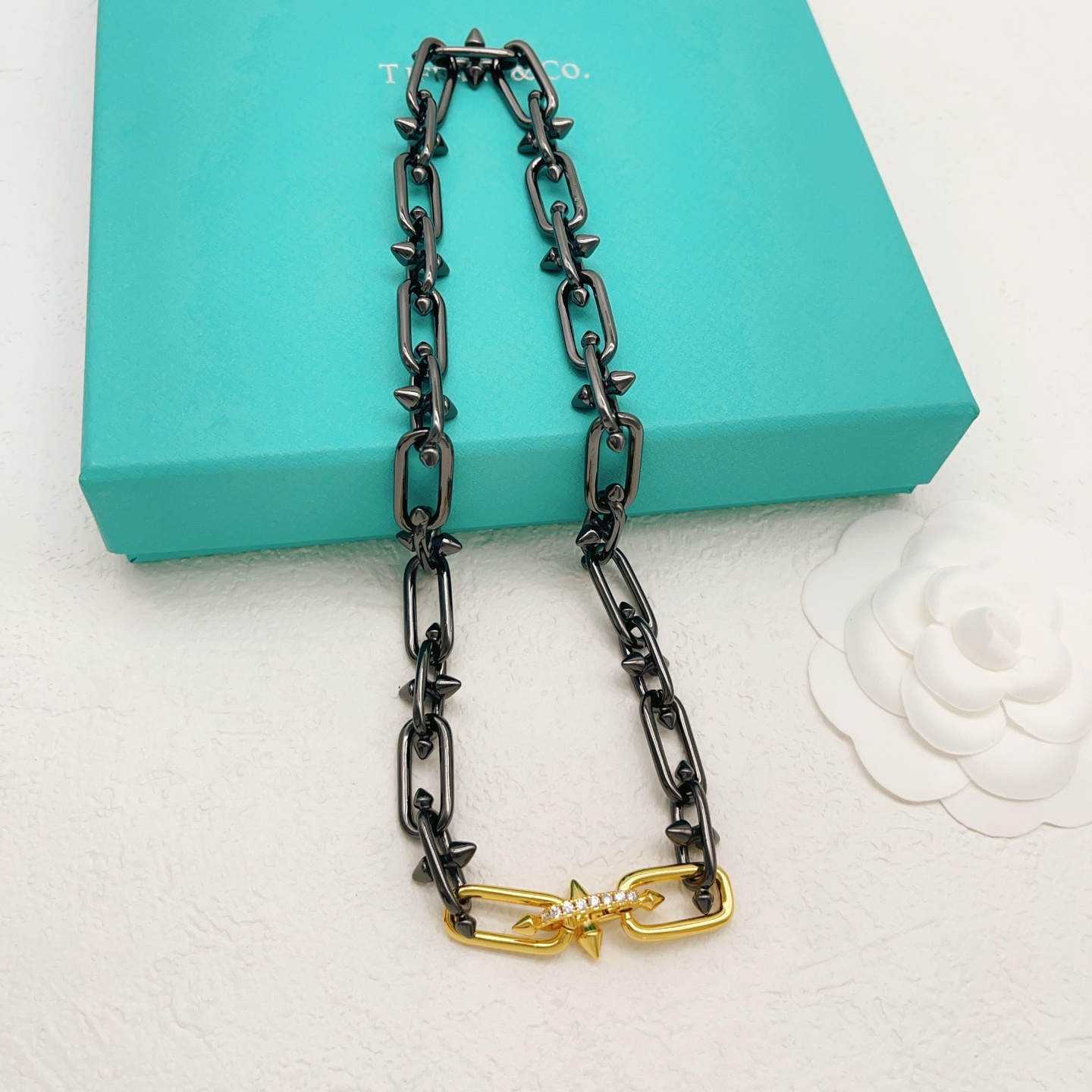 【Tiffany*帝芙尼最新款🆕🆕黑色镶钻钉子项链】一致官网黄铜材质，非常的上镜‼️设计很特别值得入手。