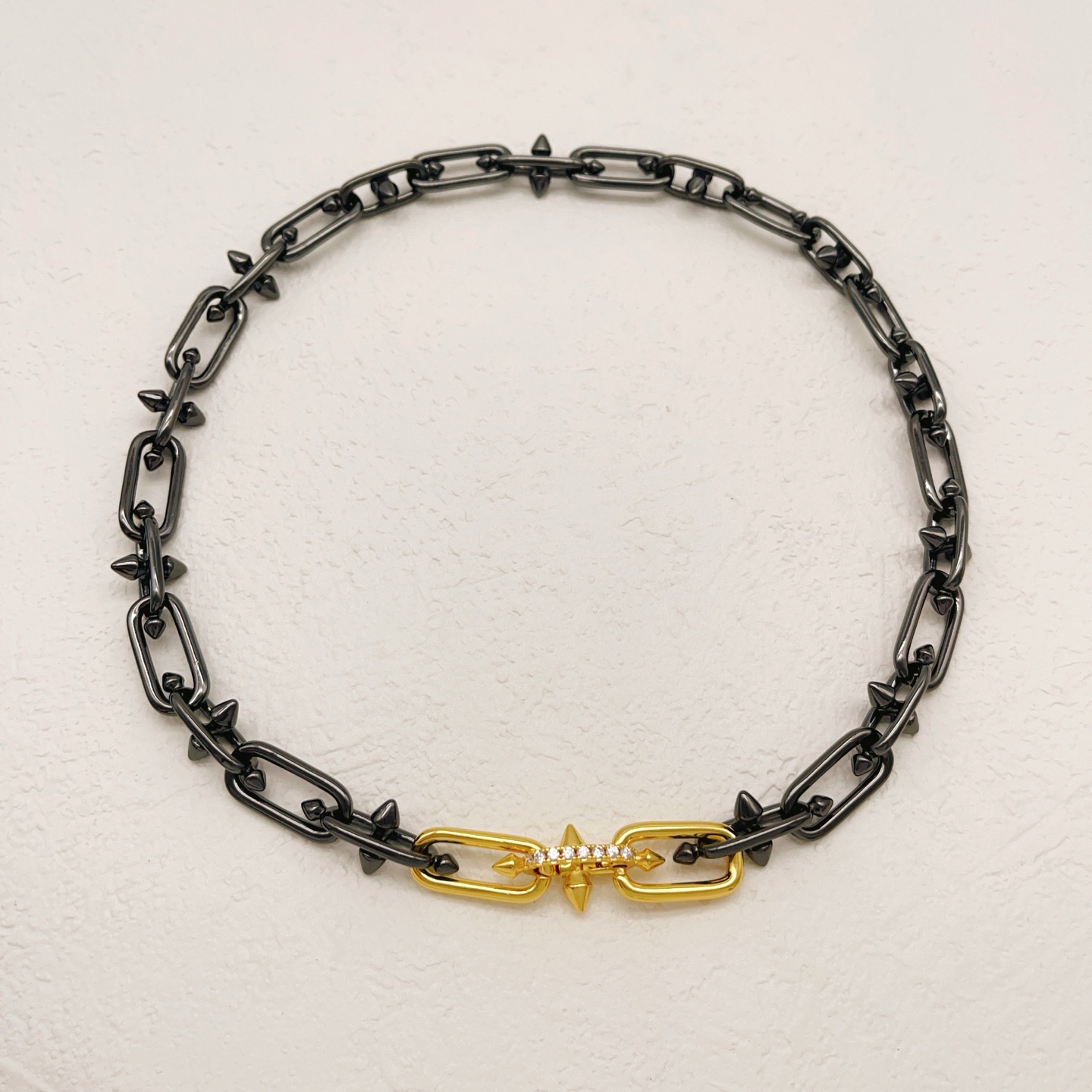 【Tiffany*帝芙尼最新款🆕🆕黑色镶钻钉子项链】一致官网黄铜材质，非常的上镜‼️设计很特别值得入手。