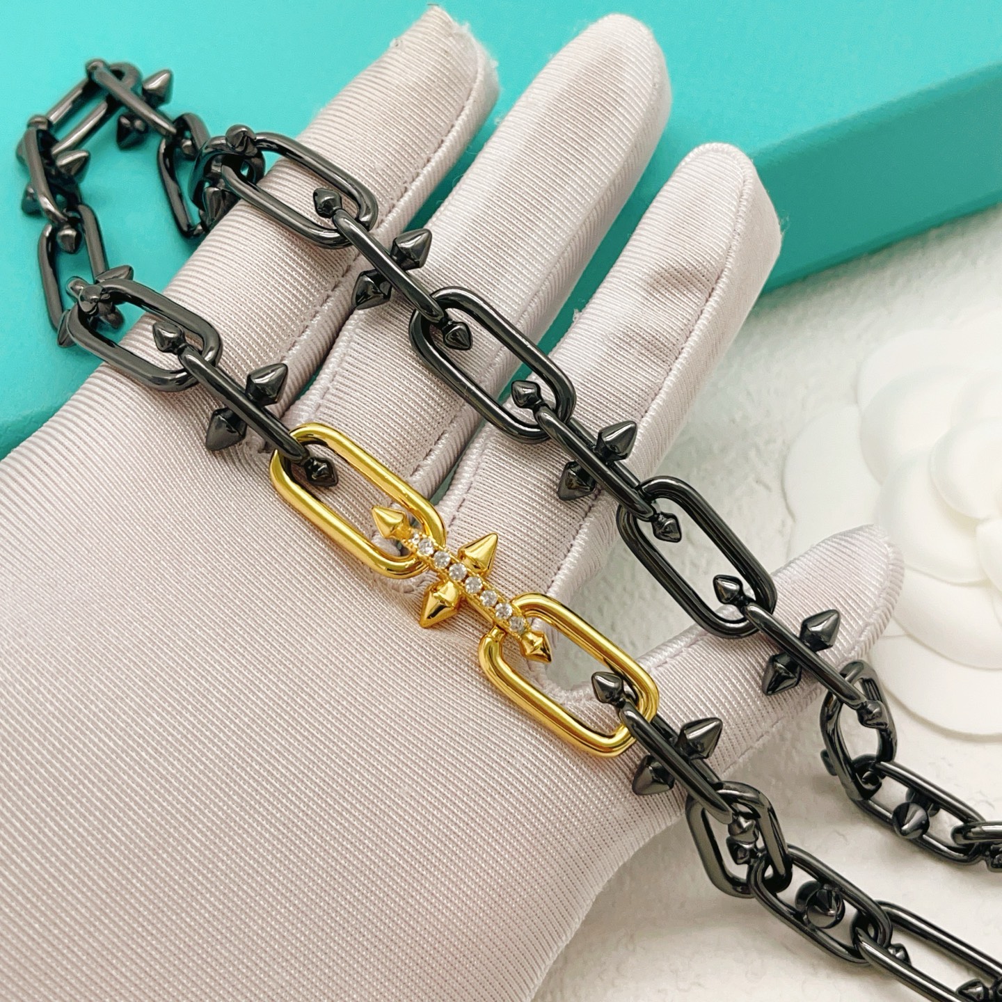【Tiffany*帝芙尼最新款🆕🆕黑色镶钻钉子项链】一致官网黄铜材质，非常的上镜‼️设计很特别值得入手。
