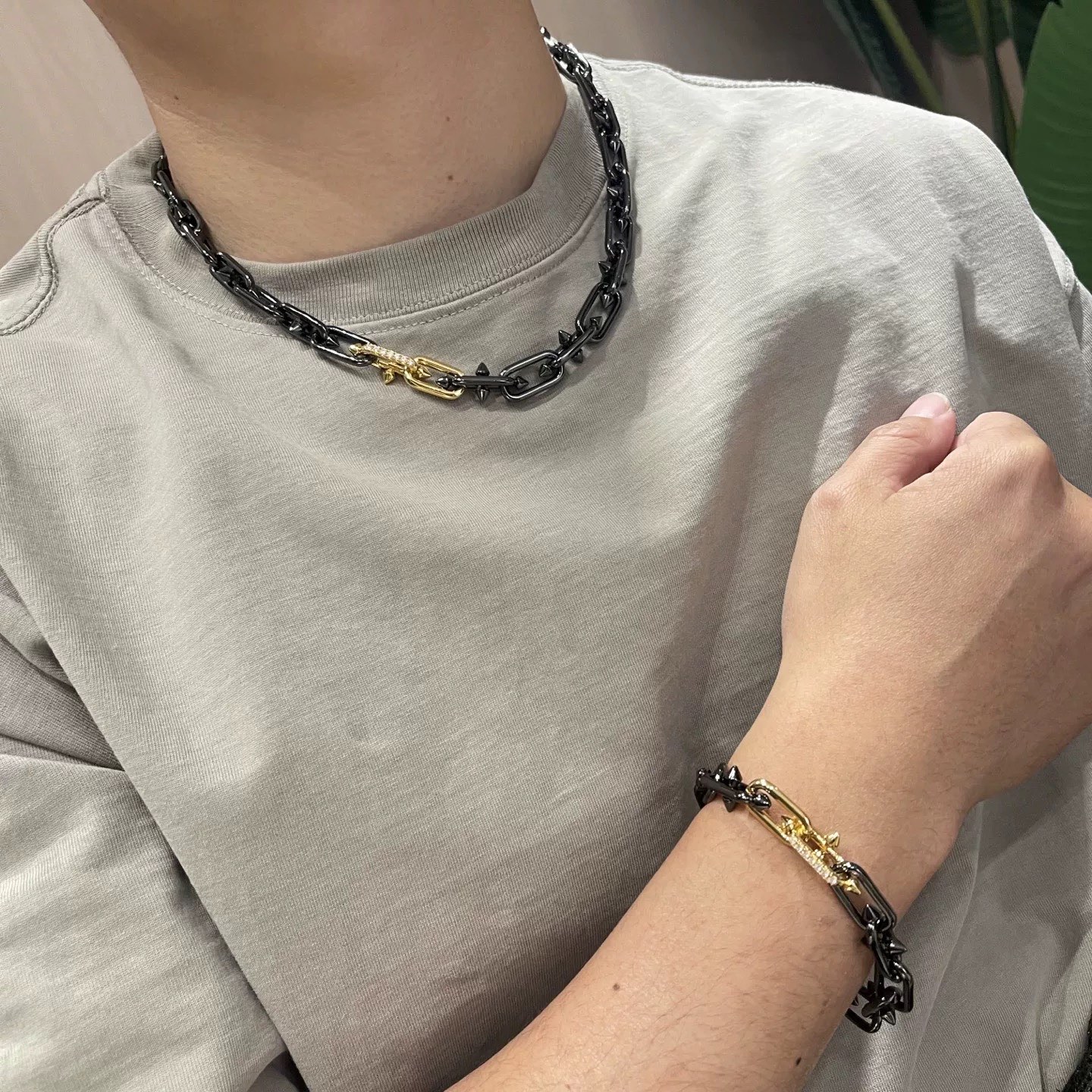 【Tiffany*帝芙尼最新款🆕🆕黑色镶钻钉子项链】一致官网黄铜材质，非常的上镜‼️设计很特别值得入手。