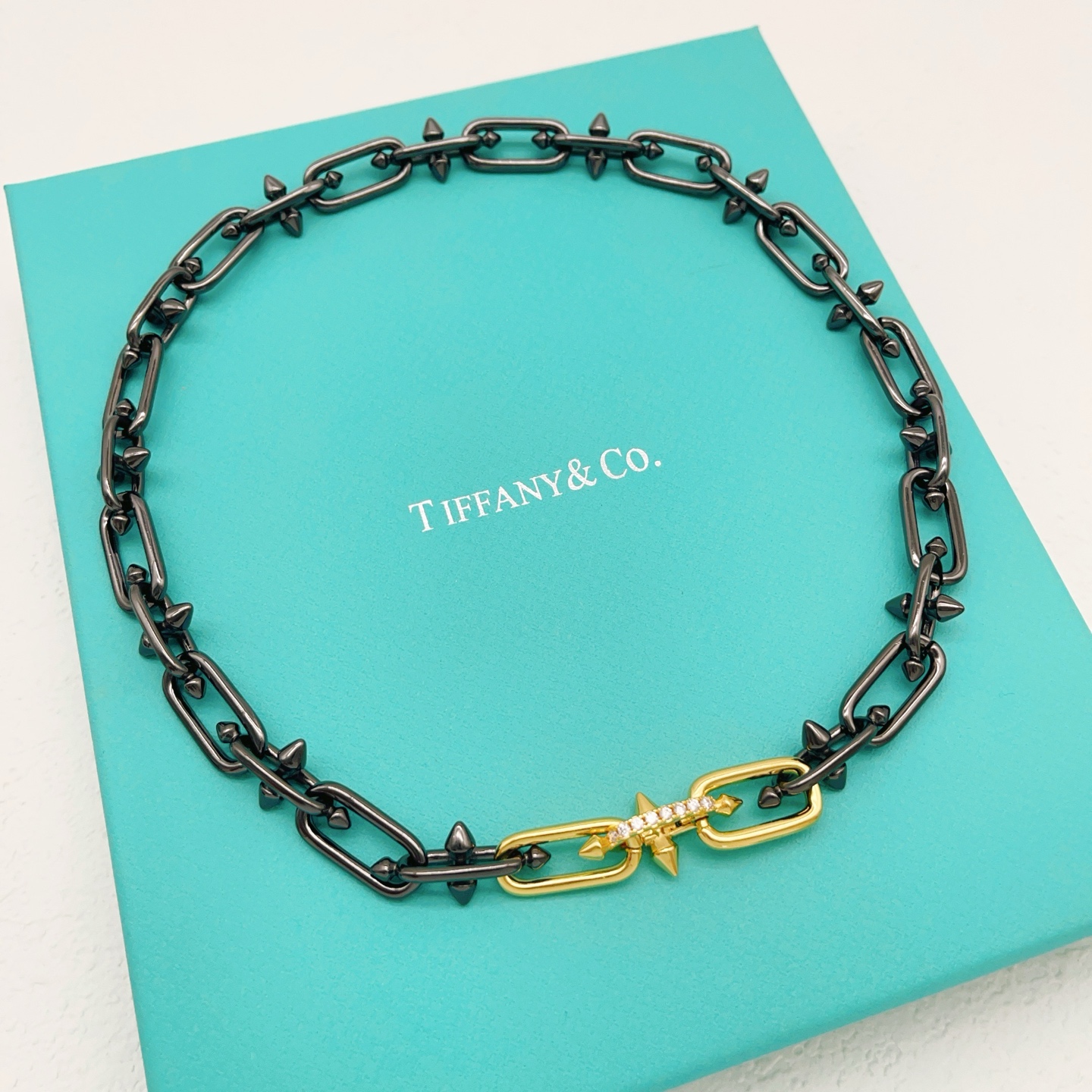 【Tiffany*帝芙尼最新款🆕🆕黑色镶钻钉子项链】一致官网黄铜材质，非常的上镜‼️设计很特别值得入手。