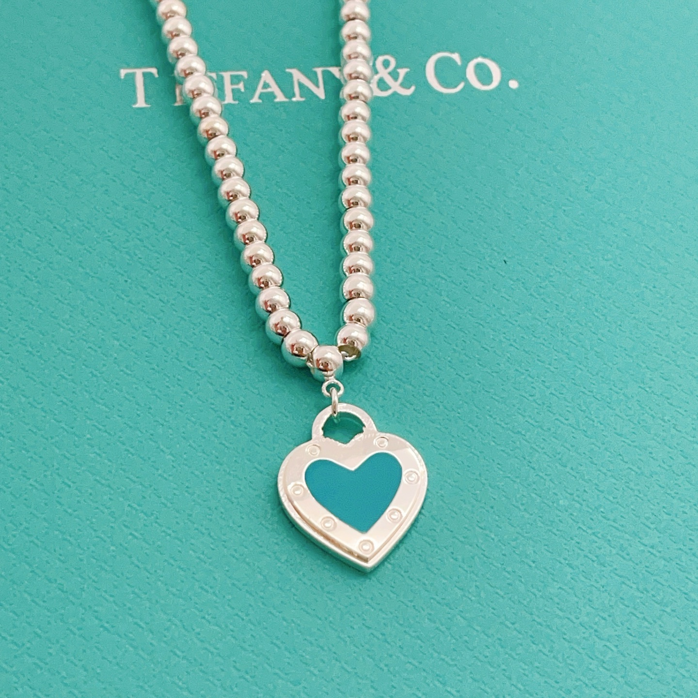【Tiffany*帝芙尼最新款🆕🆕银色光面珍珠蓝爱心项链】一致官网黄铜材质，非常的上镜‼️设计很特别值得