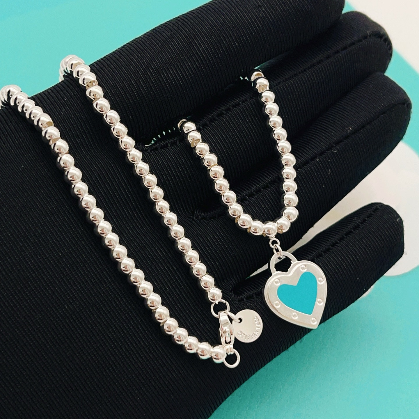 【Tiffany*帝芙尼最新款🆕🆕银色光面珍珠蓝爱心项链】一致官网黄铜材质，非常的上镜‼️设计很特别值得